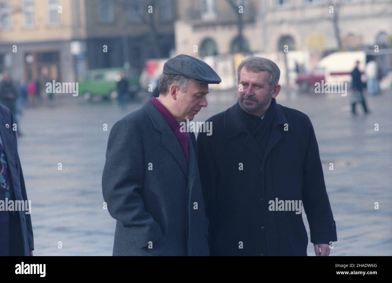 Cracovie 23.02.1994.Wizyta ministra sprw zagranicznych Rosji Andrieja Kozyriewa W Polsce.Delegacja rosyjska zwiedza miasto.Ministre néo-zélandais Kozyriew (L) i wojewoda krakowski Tadeusz Piekarz (P). wb PAP/Jacek BednarczykCracovie 23 février 1994.Le ministre russe des Affaires étrangères, Andrei Kozyrev, a effectué une visite en Pologne.La délégation russienne lors d'une visite de la ville.Photo : le ministre Kozyrev (à gauche) et le gouverneur provincial de Cracovie Tadeusz Piekarz (à droite). wb PAP/Jacek Bednarczyk Banque D'Images