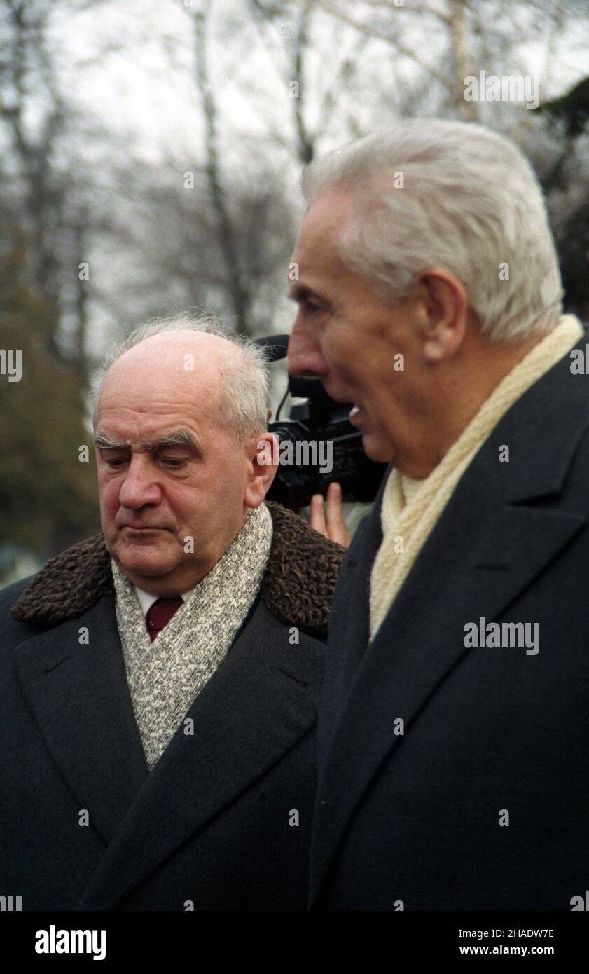 Katowice 25.02.1994.By³y i sekretarz Komitetu Centralnego Polskiej Zjednoczonej Partii Robotniczej (KC PZPR) Edward Gierek (P) oraz dzia³acz komunistyczny i pañstwowy PRL Jan Szydlak (L) na cmentarzu przy.Francuskiej, gdzie s¹ pochowani ludzie zas³u¿eni dla Górnego Œl¹ska, genera³ Jerzy Ziêtek i przywódca niepodleg³oœciowy Wojciech Korfanty. Js PAP/Stanis³aw JakubowskiKatowice 25 février 1994.L'ancien secrétaire du Comité central du Parti ouvrier unifié polonais (KC PZPR) Edward Gierek (à droite) et le militant communiste et d'État de la République populaire polonaise (PRL) Jan Szydl en 1st Banque D'Images