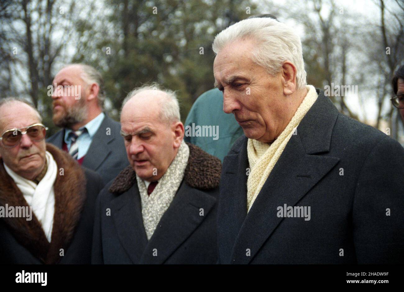 Katowice 25.02.1994.By³y i sekretarz Komitetu Centralnego Polskiej Zjednoczonej Partii Robotniczej (KC PZPR) Edward Gierek (P) oraz dzia³acz komunistyczny i pañstwowy PRL Jan Szydlak (2P) na cmentarzu przy.Francuskiej, gdzie s¹ pochowani ludzie zas³u¿eni dla Górnego Œl¹ska, genera³ Jerzy Ziêtek i przywódca niepodleg³oœciowy Wojciech Korfanty. Js PAP/Stanis³aw JakubowskiKatowice 25 février 1994.L'ancien secrétaire du Comité central du Parti ouvrier unifié polonais (KC PZPR) Edward Gierek (à droite) et le militant communiste et d'État de la République populaire polonaise (PRL) Jan Szyd en 1st Banque D'Images