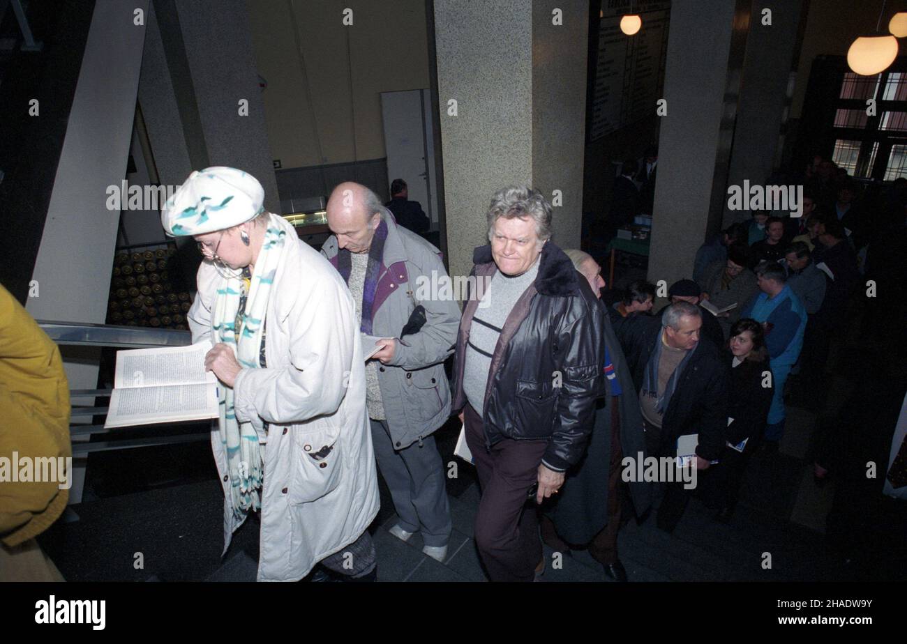 Katowice 25.02.1994.Promocja ksi¹¿ki pt.SMAK ¯ycia - pamiêtniki, autobiografii by³ego i sekretarza Komitetu Centralnego Polskiej Zjednoczonej Partii Robotniczej (KC PZPR) Edwarda Gierka.NZ. Kolejka czytelników W gmachu Biblioteki Œl¹skiej. Js PAP/Stanis³aw JakubowskiKatowice 25 février 1994.La promotion du livre d'Edward Gierek intitulé Tastes of Life - Memoirs, l'authbiographie de l'ancien secrétaire du Comité central du Parti des travailleurs Unis polonais en 1st.Photo : les lecteurs font la queue au bâtiment de la bibliothèque Slaska. Js PAP/Stanislaw Jakubowski Banque D'Images