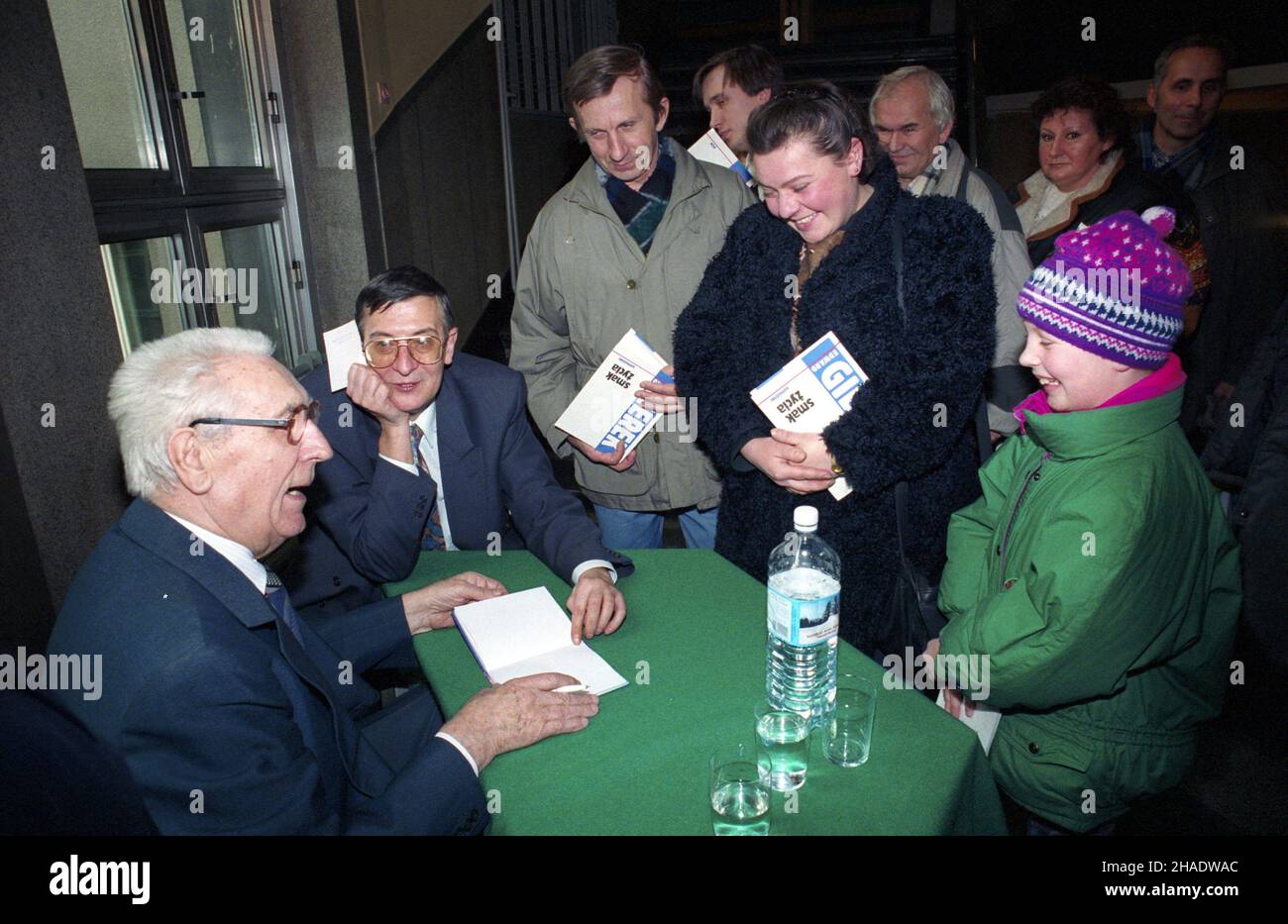 Katowice 25.02.1994.Promocja ksi¹¿ki pt.SMAK ¯ycia - pamiêtniki, autobiografii by³ego i sekretarza Komitetu Centralnego Polskiej Zjednoczonej Partii Robotniczej (KC PZPR) Edwarda Gierka.W holu Biblioteki Œl¹skiej Edward Gierek (L) podpisuje swoj¹ ksi¹¿kê. Js PAP/Stanis³aw JakubowskiKatowice 25 février 1994.La promotion du livre d'Edward Gierek intitulé Tastes of Life - Memoirs, l'authbiographie de l'ancien secrétaire du Comité central du Parti des travailleurs Unis polonais en 1st.Photo : Edward Gierek (à gauche) signe son livre au bâtiment de la bibliothèque Slaska. Js PAP/S. Banque D'Images