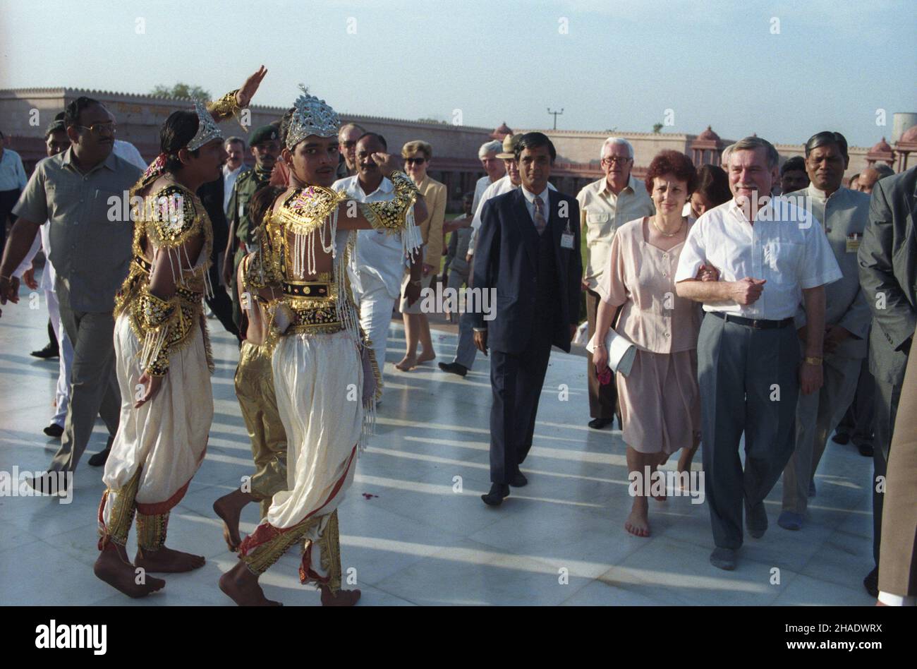 Indie Ahmedabad 06.03.1994.Wizyta prezydenta RP Lecha Wa³êsy W republice Indii.Zwiedzanie œwi¹tyni Akshardham Swaminarayan.m.in. prezydent Lech Wa³êsa (2P) z ma³¿onk¹ Danut¹ (3L), szef Kancelarii Prezydenta RP Janusz Zió³kowski (4P). Js PAP/Janusz MazurAhmedabad, Inde, 06 mars 1994.Lech Walesa, président de la Pologne (2R), son épouse Danuta Walesa (3R), chef du bureau présidentiel Janusz Ziolkowski (4P) lors d'une visite au temple Akshardham Swaminarayan d'Ahmedabad.Le président de la Pologne est en visite en Inde.PAP/JANUSZ MAZUR Banque D'Images