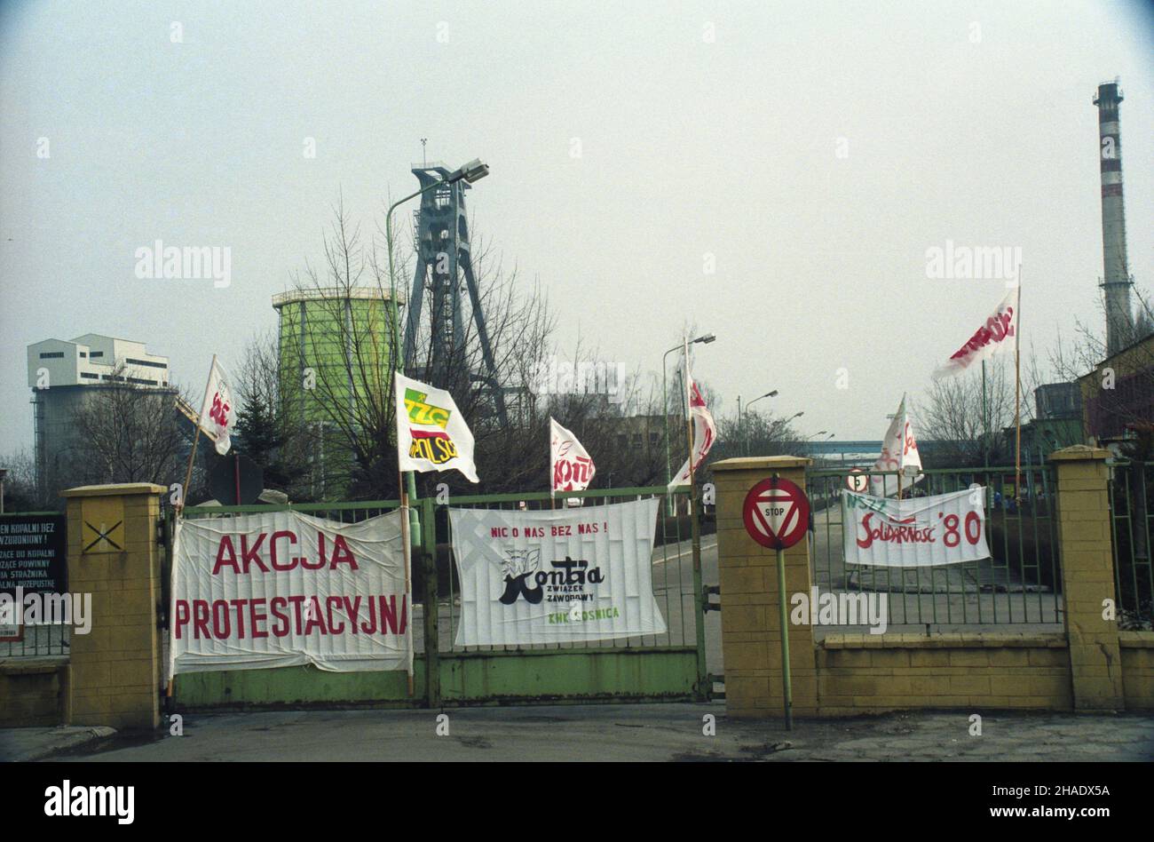 Piekary Œl¹skie 11.03.1994.Strajk ostrzegawczy W Kopalni Wêgla Kamiennego Soœnica, zorganizawany przez Niezale¿ny Samorz¹dny Zwi¹zek Zawodowy Solidarnoœæ (NszZ Solidarnoœæ).Zwi¹zek domaga siê rekompensaty wzrostu kosztów utrzymania oraz przestrzegania ustaw Paktu o Przedsiêbiorstwie Pañstwowym. Js PAP/Stanis³aw JakubowskiPiekary Slaskie 11 mars 1994.Une grève des fidèles à la mine de charbon dur de Sosnica organisée par le syndicat indépendant et autonome de solidarité (NSZZ Solidarnosc) en vue d'obtenir des compensations pour l'augmentation des coûts de la vie et le respect du Pacte sur les entreprises d'État Banque D'Images