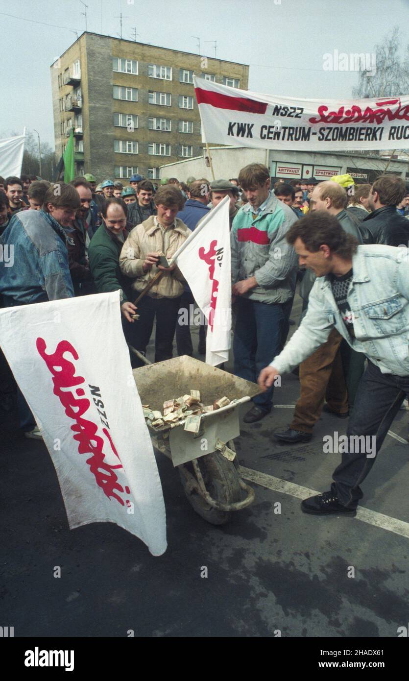 Radzionków 11.03.1994.Akcja protestayjna prisée budyniem Bytomskiej Spó³ki Wêglowej, zorganizowana przez Niezale¿ny Samorz¹dny Zwi¹zek Zawodowy Solidarnoœæ (NszZ Solidarnoœæ).Zwi¹zek domaga siê rekompensaty wzrostu kosztów utrzymania oraz przestrzegania ustaw Paktu o Przedsiêbiorstwie Pañstwowym.protestuj¹cy dla ¿artu wrzucali na taczki pieni¹dze na premiê dla dyrektora Spó³ki. Js PAP/Stanis³aw JakubowskiRadzionkow 11 mars 1994.Une action de protestation devant la société de charbon Bytomska organisée par le syndicat indépendant et autonome de solidarité (NSZZ Solidarnosc) à la demande Banque D'Images