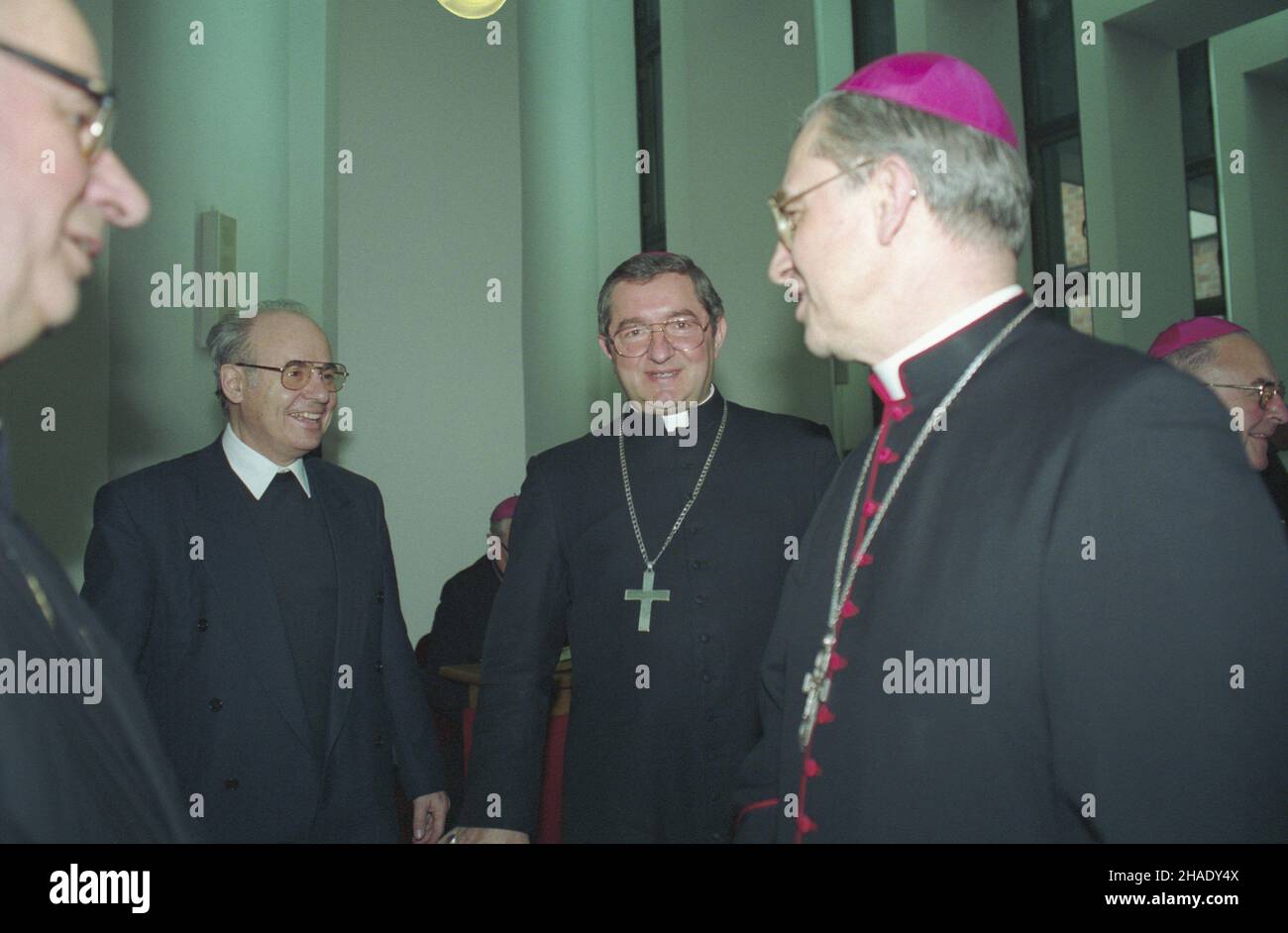 Varsovie 27.04.1994.Obrady 269 Konferencji Plenarnej Episkopatu Polski, omawiano kwestiê ratyfikacji konkordatu miêdzy Stolic¹ Apostolsk¹ i Rzeczpospolit¹ Polsk¹.OD lewej: Sekretarz generalny Rady Konferencji Biskupów Europy (CCEE) Ivo Fuerer, biskup polowy Wojska Polskiego S³awoj Leszek G³ódŸ, przewodnicz¹cy Komisji Episkopatu Polski ds.Œrodków Spo³ecznego Przekazu ks. biskup Adam Lepa. mw PAP/Adam UrbanekVarsovie 27 avril 1994.La Conférence plénière de 269th de l'épiscopat polonais a soulevé la question de la ratification d'un concordance entre le Saint-Siège et la République du Banque D'Images