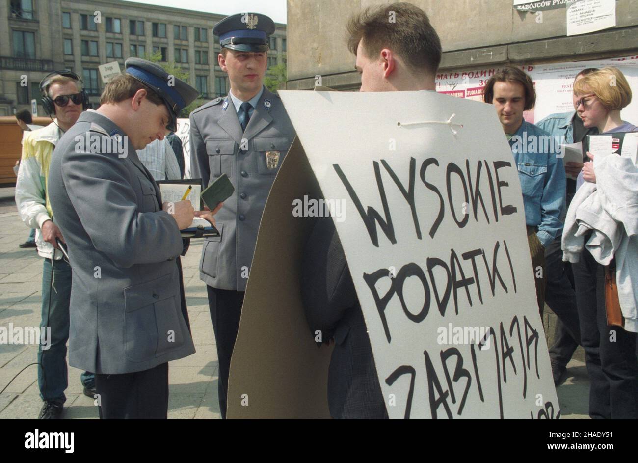 Varsovie 29.04.1994.Pikieta prisée gmachem Ministerstwa Finansów zorganizowana przez organizacjê centroprawicow¹ Stowarzyszenie M³odzi Demokraci z okazji Dnia Obrony Podatnika.NZ. Policja spisuje demontantów. mw PAP/Teodor walczakVarsovie 29 avril 1994.Un piquet devant le ministère des Finances organisé par l'Association des jeunes démocrates de centre-droit à l'occasion de la Journée des contribuables.Photo : police enregistrant les manifestants. mw PAP/Teodor Walczak Banque D'Images