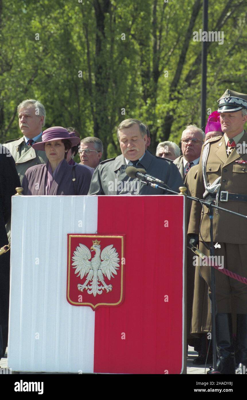 Varsovie 03.05.1994.Uroczystoœci na placu Marsza³ka Józefa Pi³sudskiego przy Grobie Nieznanego ¯o³nierza z okazji œwiêta uchwalenia Konstytucji 3 Maja.OD lewej: ministre spraw zagranicznych Andrzej Olechowski, prezydentowa Danuta Wa³êsa, zastêpca szefa Kancelarii prezydenta Lech Falandysz, prezydent RP Lech Wa³êsa, podsekretarz stanu Andrzej Zakrzewski, szewisz Zálewski, szálnego Zálnego Zo Zo Zázosz Zázázázázázázázázázázázázki Zo Zázázáz genera³Varsovie 03 mai 1994.Cérémonies au Maréchal Jozef Pilsudski Square à la tombe du Soldat inconnu à l'occasion de l'anniversaire Banque D'Images