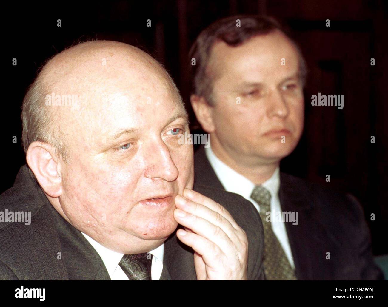 Varsovie, 13.03.1995.Spotkanie premiera Józefa Oleksego z dyplomatami akredytosanymi W Polsce.N/z: Premier Józef Oleksy (L) i ministre finansów Grzegorz Ko³odko.(m.) PAP/Piotr Teodor WalczakVarsovie, 13.03.1995.Le PM Jozef Oleksy rencontre des ambassadeurs étrangers en Pologne.Photo : le député polonais Jozef Oleksy (L) et le ministre des Finances Grzegorz Kolodko.(m.) PAP/Piotr Teodor Walczak Banque D'Images