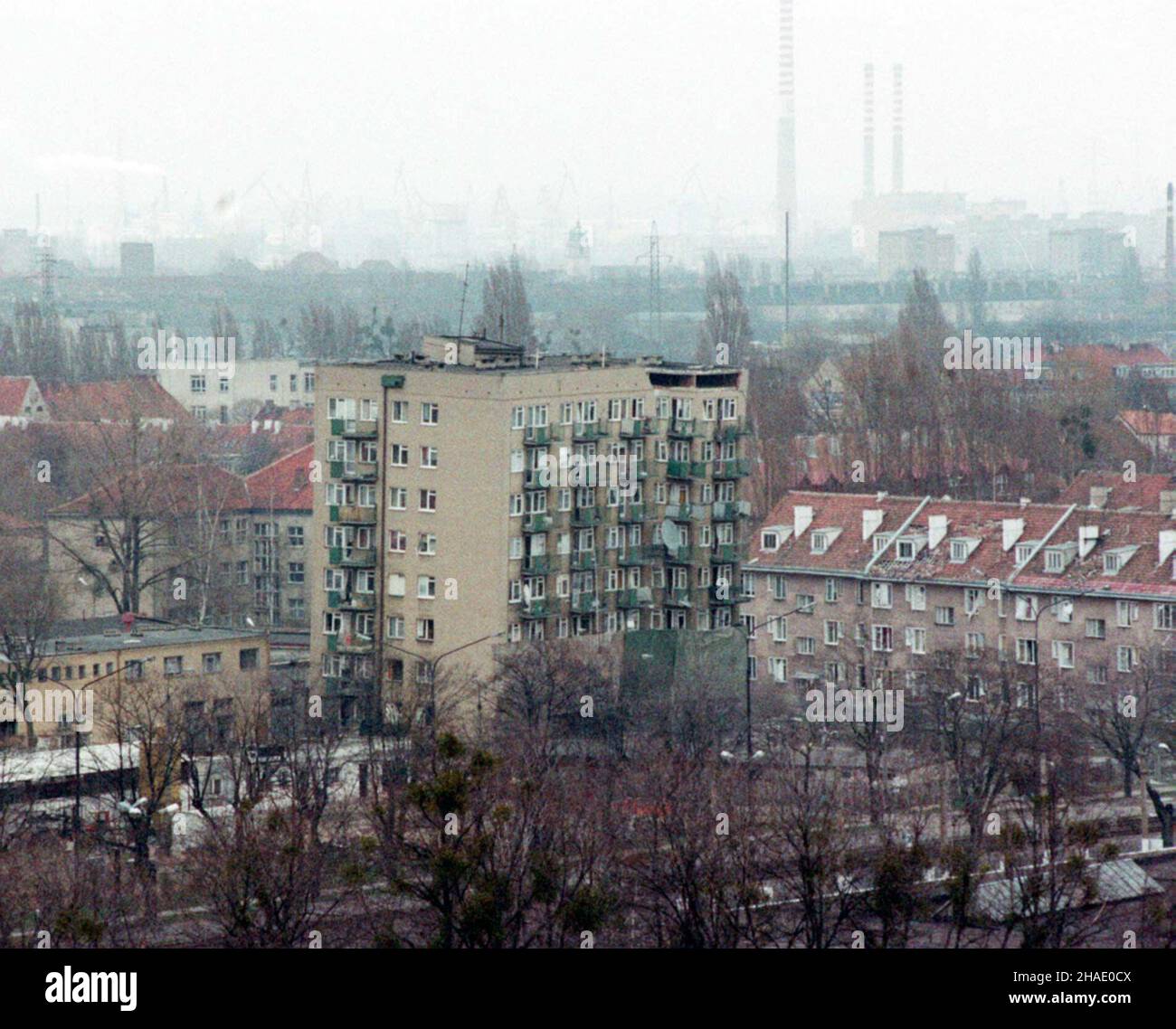 Gdañsk, 18.04.1995.Budynek mieszkalny W Gdañsku, W dzielnicy Strzy¿a, prisée wyburzeniem.W budynku dzieñ wczeœniej wybuch³ gaz.(m.) PAP/Stefan KraszewskiGdansk, 18.04.1995.Bloc d'appartements à Gdansk avant d'être élevé.Il y avait une explosion de gaz dans le bâtiment la veille.(m.) PAP/Stefan Kraszewski Banque D'Images