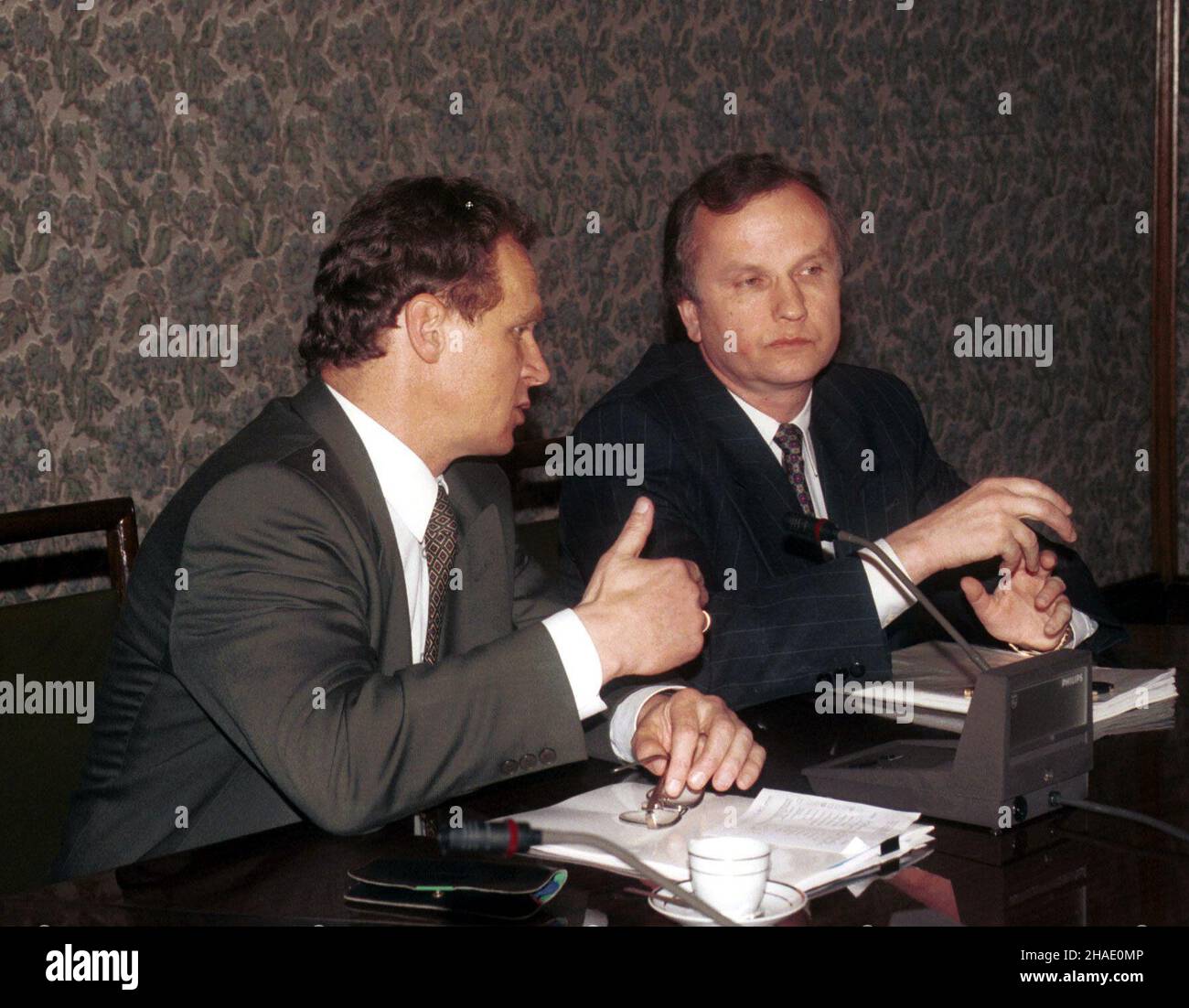 Varsovie, 21.05.1995.Robocze spotkanie ministrów.Na zdjêciu: ministre nauki Aleksander £uczak (L) i ministre finansów Grzegorz Ko³odko (P).(m.) PAP/Piotr Teodor WalczakVarsovie, 21.05.1995.Réunion du Cabinet polonais.Photo : le ministre des Sciences Aleksander Luczak (L) et le ministre des Finances Grzegorz Kolodko (R).(m.) PAP/Piotr Teodor Walczak Banque D'Images