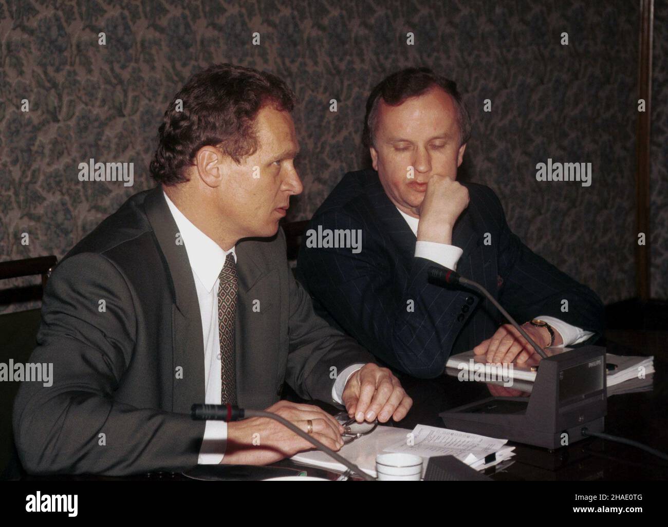 Varsovie, 21.05.1995.Robocze spotkanie ministrów.Na zdjêciu: ministre nauki Aleksander £uczak (L) i ministre finansów Grzegorz Ko³odko (P).(m.) PAP/Piotr Teodor WalczakVarsovie, 21.05.1995.Réunion du Cabinet polonais.Photo : le ministre des Sciences Aleksander Luczak (L) et le ministre des Finances Grzegorz Kolodko (R).(m.) PAP/Piotr Teodor Walczak Banque D'Images