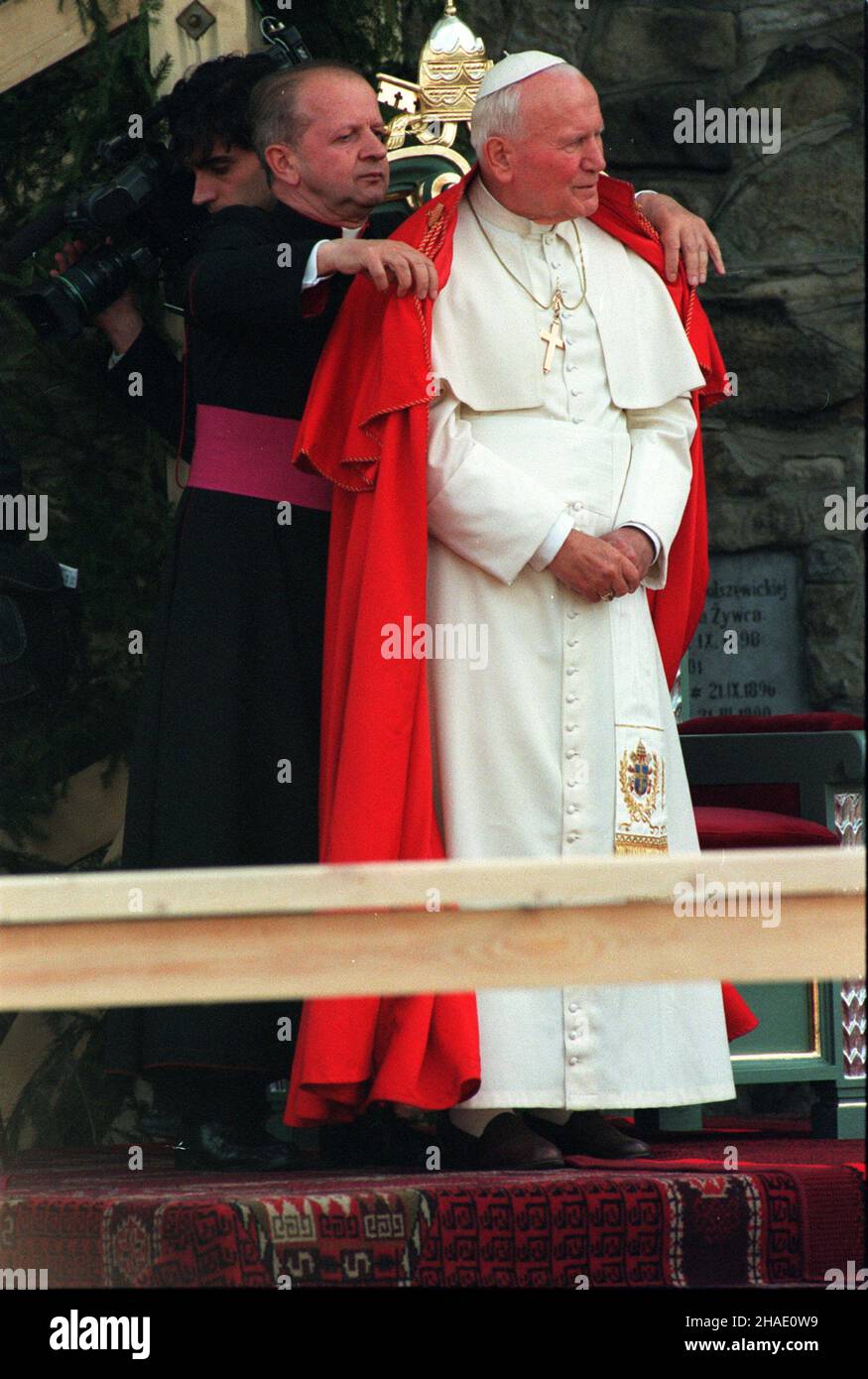 ¯ywiec 22.05.1995.V pielgrzymka do Polski papie¿a Jana Paw³a IINabo¿eñstwo Liturgii S³owa na Rynku celebana przez Ojca Œwiêtego.Z lewej osobisty sekretarz papie¿a ks. pra³at Stanis³aw Dziwisz. gr PAP/Janusz Mazur Banque D'Images