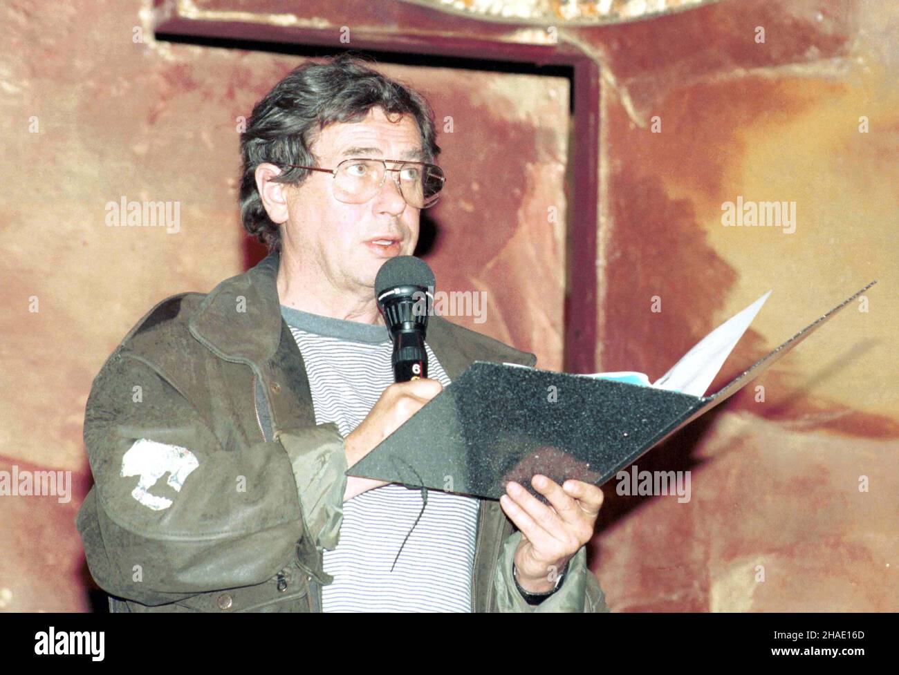 Opole, 22.06.1995.XXXII Krajowy Festiwal Polskiej piosenki W Opolu.N/z: prowadz¹cy Janusz Gajos podczas próby przed koncertem debiutów.(m.) PAP/Krzysztof ŒwiderskiOpole, 22.06.1995.XXXII Festival national de la chanson polonaise à Opole.Photo : hôte Janusz Gajos lors d'une répétition avant un tournoi de débuts de scène.(m.) PAP/Krzysztof Swiderski Banque D'Images