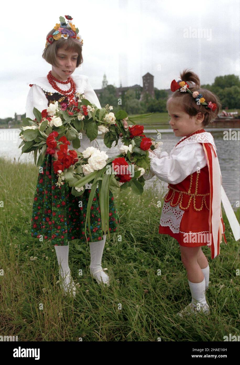 Cracovie, 23.06.1995.Dziewczynki W strojach krakowskich rzucaj¹ wianki do Wis³y W Krakowie.(m.) PAP/Jacek BednarczykCracovie, 23.06.1995.Les filles de la tradition de Cracovie jettent des couronnes dans la Vistule à Cracovie.(m.) PAP/Jacek Bednarczyk Banque D'Images