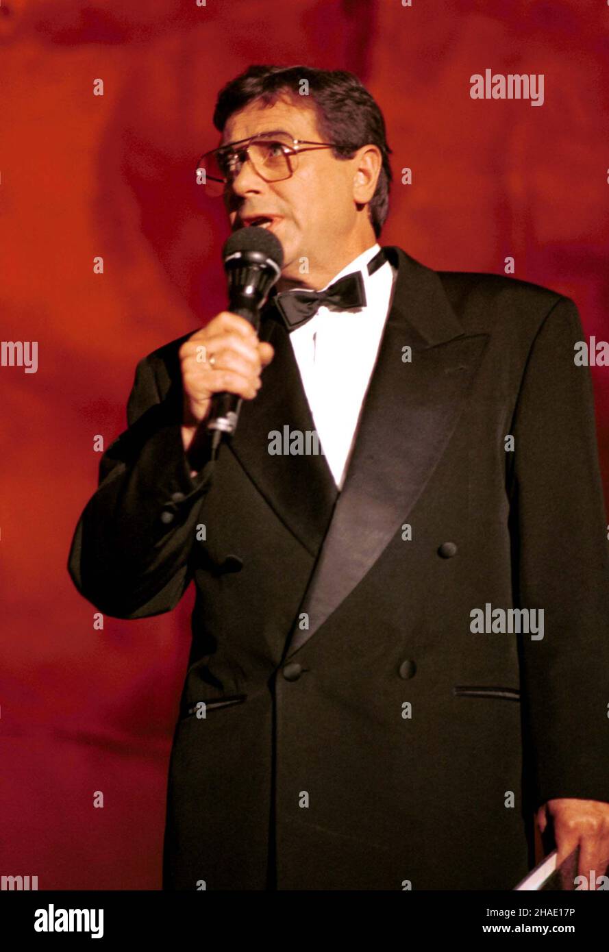 Opole, 22.06.1995.XXXII Krajowy Festiwal Polskiej piosenki W Opolu.N/z: prowadz¹cy koncert, aktor Janusz Gajos.(m.) PAP/Krzysztof ŒwiderskiOpole, 22.06.1995.XXXII Festival national de la chanson polonaise à Opole.Photo : hôte, acteur polonais Janusz Gajos.(m.) PAP/Krzysztof Swiderski Banque D'Images