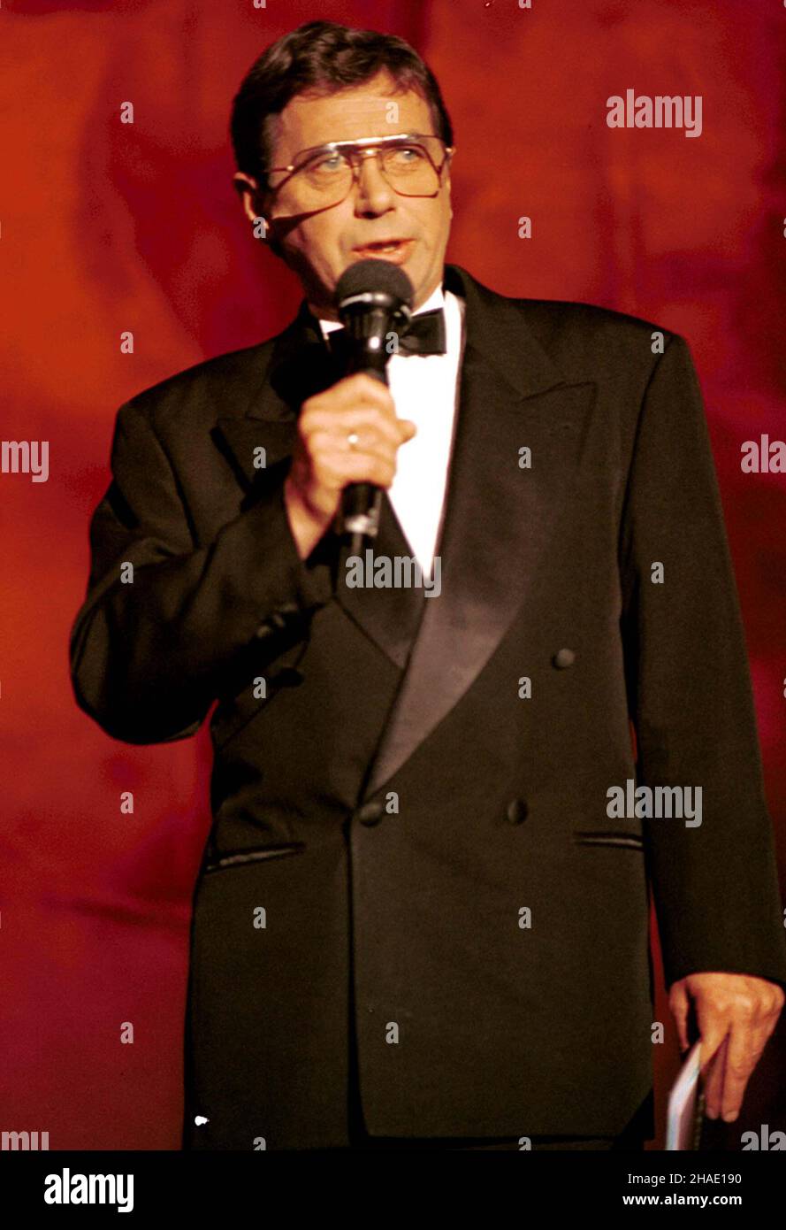 Opole, 22.06.1995.XXXII Krajowy Festiwal Polskiej piosenki W Opolu.N/z: prowadz¹cy koncert, aktor Janusz Gajos.(m.) PAP/Krzysztof ŒwiderskiOpole, 22.06.1995.XXXII Festival national de la chanson polonaise à Opole.Photo : hôte, acteur polonais Janusz Gajos.(m.) PAP/Krzysztof Swiderski Banque D'Images