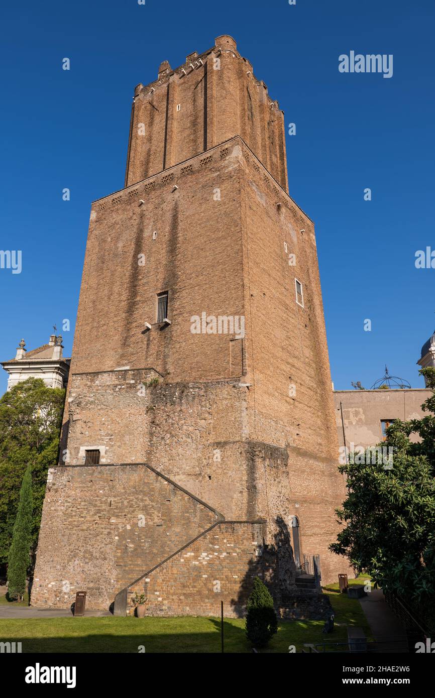 Torre delle Milice - Tour de la Milice à Rome, Italie. Tour médiévale fortifiée du début du XIIIe siècle. Banque D'Images