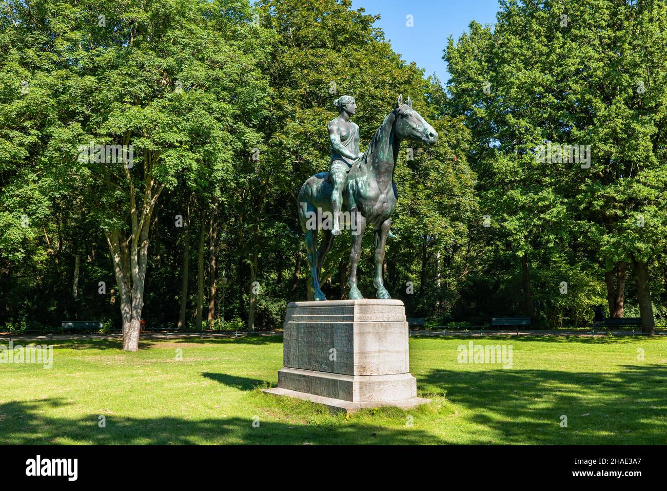 Amazone à cheval (Amazone zu Pferde) statue équestre en bronze de 1895 par le sculpteur prussien Louis Tuaillon dans le parc Tiergarten à Berlin, Allemagne. Banque D'Images