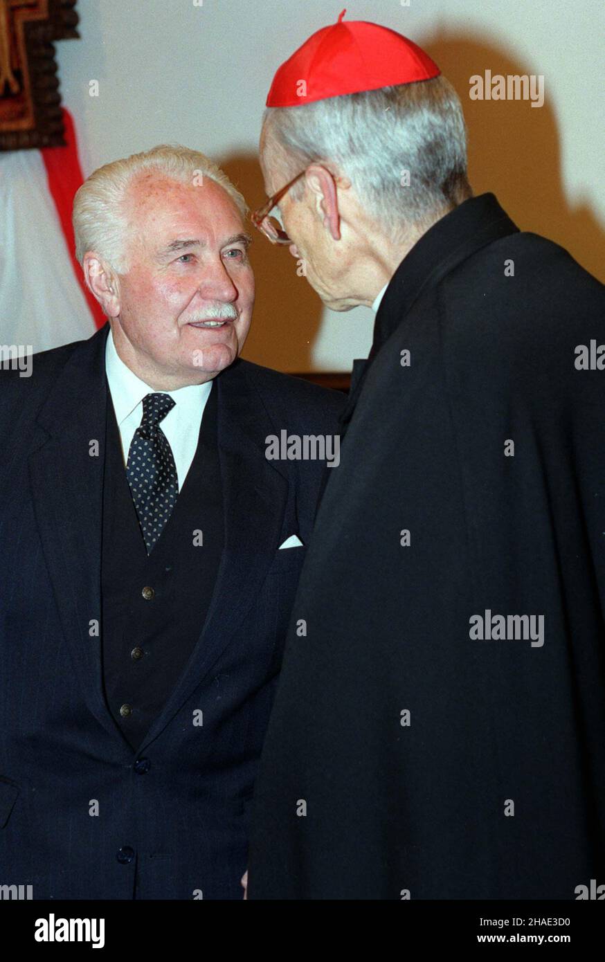 Cracovie, 02.10.1995.Kardyna³ Franciszek Makarski (P) i Ryszard Kaczorowski (L), podczas uroczystoœci jubileuschu 300-lecia sprowadzenia zakonu kapucynow do Krakowa.(m.) PAP/Jacek BednarczykCracovie, 02.10.1995.Le Cardinal Franciszek Makarski (R) et Ryszard Kaczorowski (L) à l’occasion de la célébration du 300 ans de l’apparition de l’ordre des Capuchins à Cracovie.(m.) PAP/PAP/Jacek Bednarczyk Banque D'Images