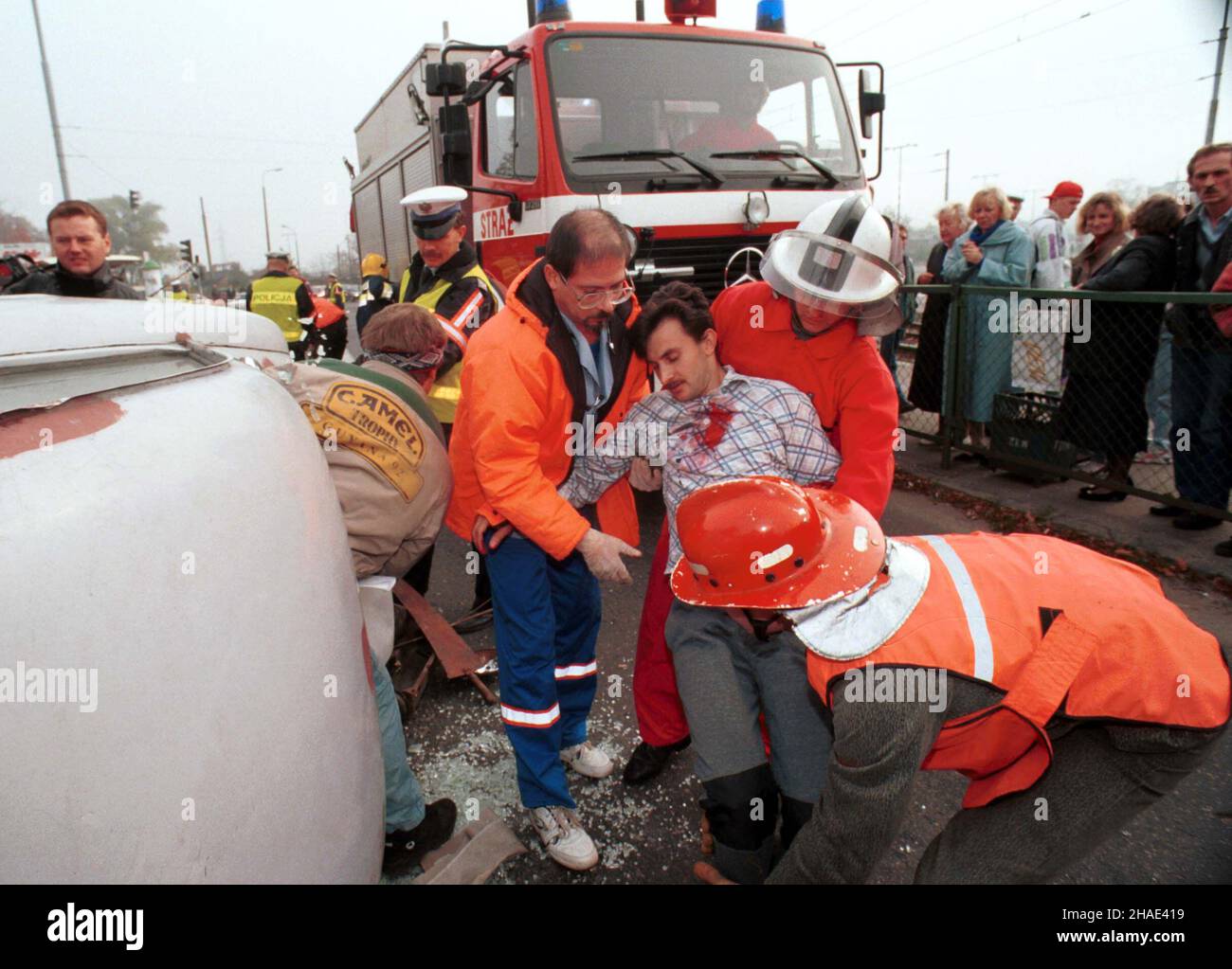 Gdañsk, 30.10.1995.W Gdañsku odby³y siê æwiczenia Zintegrowanego Systemu Ratownictwa, powo³anego do usuwania skutków katastrof komunikacyjnych i innych kataklizmów.(m.) PAP/Stefan KraszewskiGdansk, 30.10.1995.Forage du système de sauvetage intégré à Gdansk.Le but du système est de traiter les conséquences des accidents de transport et d'autres catastrophes.(m.) PAP/Stefan Kraszewski Banque D'Images