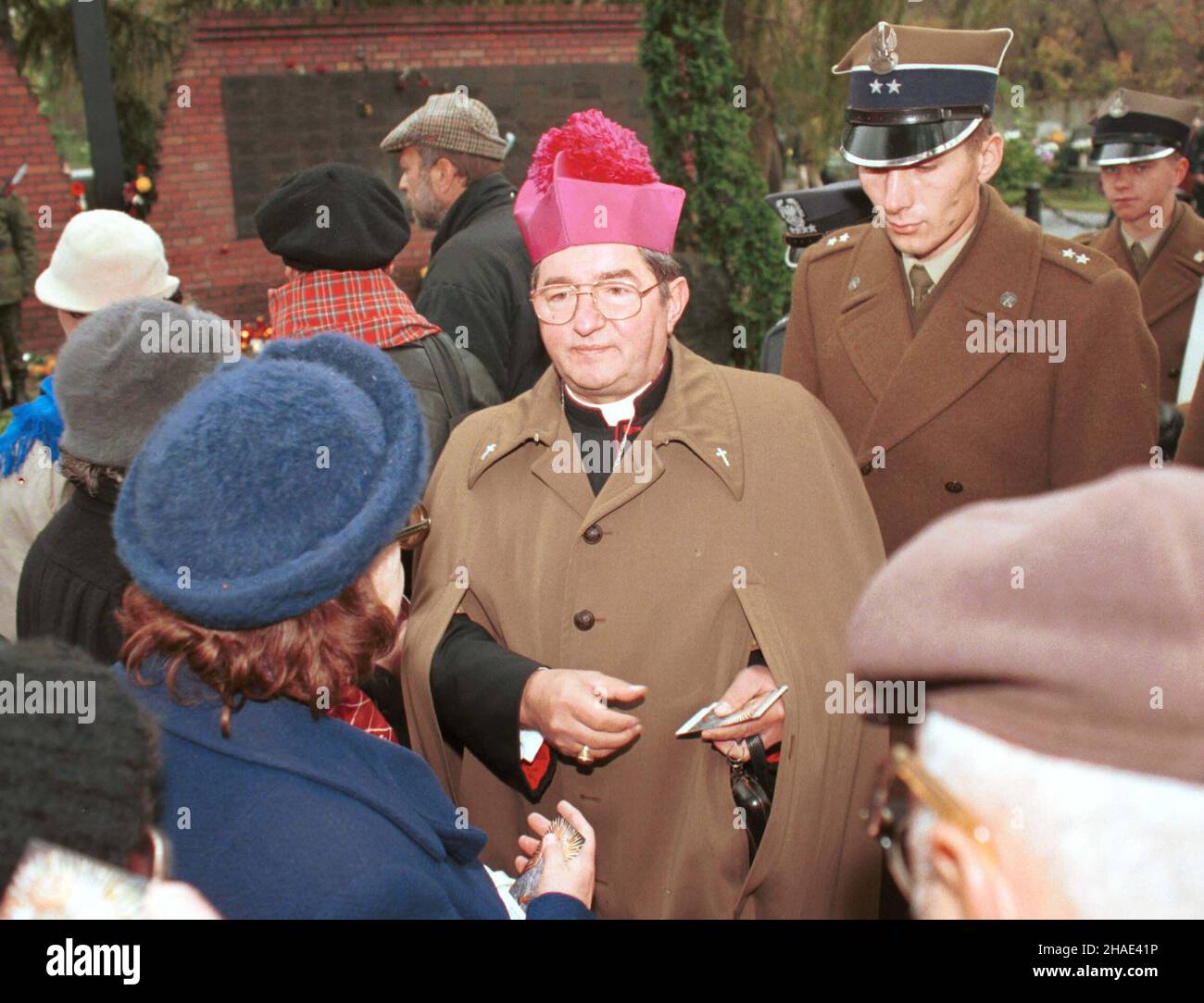 Varsovie, 01.11.1995.Poœwiêcenie 12 nowych tabic na pomniku upamiêtniaj¹cym ofaary re¿imu stalinowskiego na warszawskich Pow¹zkach Wojskowych.N/z biskup polowy WP S³awoj Leszek G³ódŸ.(kru) PAP/Adam UrbanekVarsovie, 01.11.1995.De nouvelles plaques au monument des victimes du régime de Staline, au cimetière militaire de Powazki à Varsovie, sont dédiées par l'évêque Zbigniew Kraszewski.Photo : ordinaire militaire de l'évêque des Forces armées polonaises Slawoj Leszek Glodz.(kru) PAP/Adam Urbanek Banque D'Images