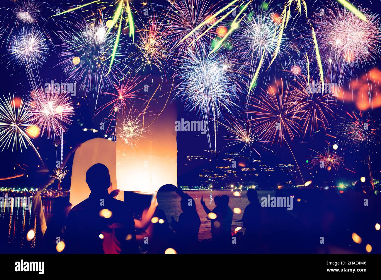 Feux d'artifice avec silhouettes de personnes dans un événement de vacances.feux d'artifice du nouvel an sur la plage.Les voyageurs et les gens célèbrent le nouvel an à Kamala Beach Banque D'Images