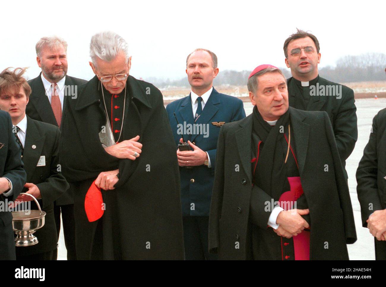 Cracovie, 30.11.1995.Oddanie do u¿ytku lotniska W Balicach.Kardyna³ Franciszek Makarski (L) i abp.Józef Kowalczyk (P) œwiêc¹ pas startowy.(m.) PAP/Jacek BednarczykCracovie, 30.11.1995.Cérémonie d'ouverture de l'aéroport de Balice.Le cardinal Franciszek Makarski (L) et l'archevêque Jozef Kowalczyk (R) ont bénédiction la piste.(m.) PAP/Jacek Bednarczyk Banque D'Images