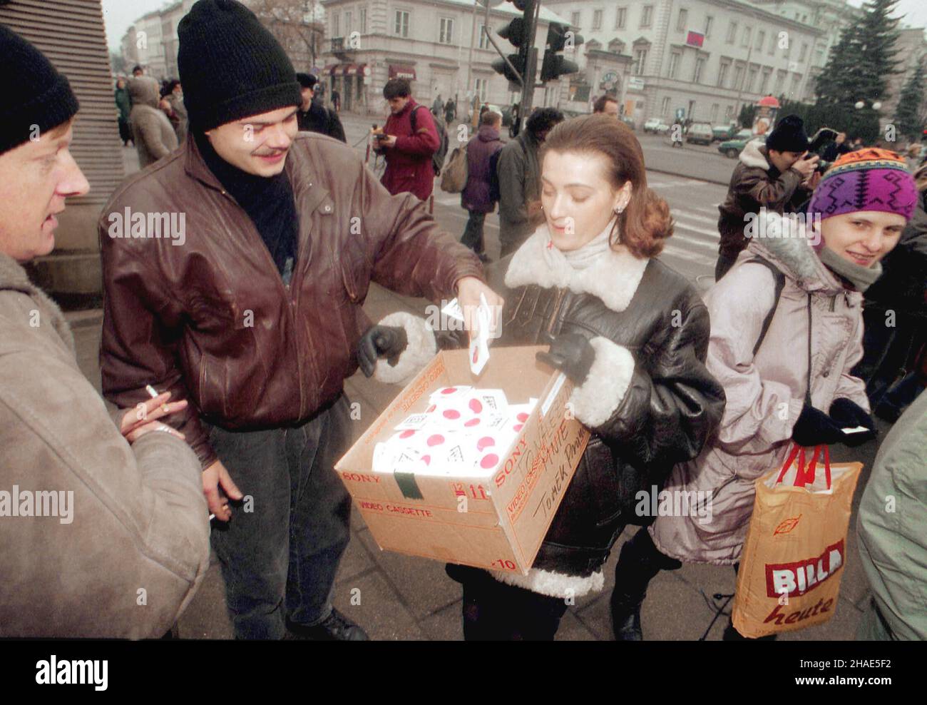 Varsovie, 01.12.1995.Œwiatowy Dzieñ Walki z SIDA - akcja rozdawania prezerwatyw na jednej z warszawskich ulic.(m.) PAP/Piotr Teodor WalczakVarsovie, 01.12.1995.Journée mondiale du SIDA - distribution gratuite de préservatifs dans la rue de Varsovie.(m.) PAP/Piotr Teodor Walczak Banque D'Images