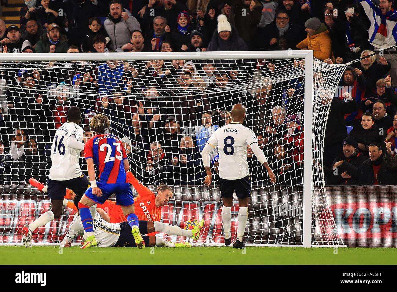 Londres, Royaume-Uni.12th décembre 2021.Conor Gallagher de Crystal Palace (23) marque son premier but d'équipe.Match de première ligue, Crystal Palace v Everton au stade Selhurst Park à Londres le dimanche 12th décembre 2021. Cette image ne peut être utilisée qu'à des fins éditoriales.Utilisation éditoriale uniquement, licence requise pour une utilisation commerciale.Aucune utilisation dans les Paris, les jeux ou les publications d'un seul club/ligue/joueur. photo par Steffan Bowen/Andrew Orchard sports photographie/Alay Live news crédit: Andrew Orchard sports photographie/Alay Live News Banque D'Images