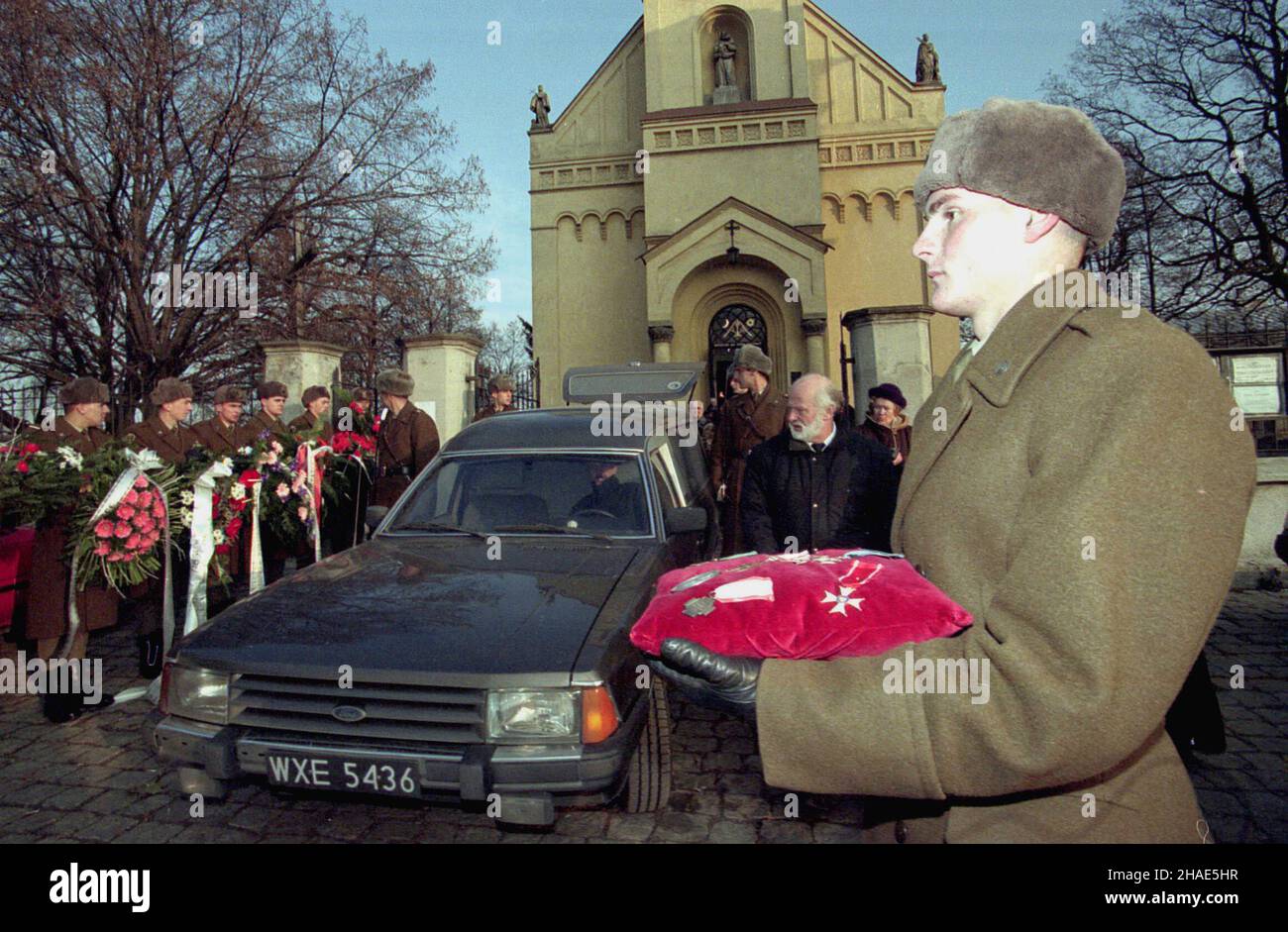 Varsovie, 07.12.1995.Pogrzeb GRA¿yny W³adys³awy Lipiñskiej.Lipiñska by³a ¿o³nierzem walki o niepodleg³oœæ, pp³k WP, uczestniczk¹ bitwy nad Wis³¹ W sierpniu 1920r.Bra³a udzia³ W Trzecim Powstaniu Œl¹skim W 1921 r.W roku 1939 walczy³a W obronie Grodna.Uwiêziona W 1941 uciek³a z transportu na Sybir.W latach 1941-44 pe³ni³a funkcjê szefa wywiadu wojskowego AK W Miñsku.Pönie aresztowana przez w³adze radzieckie W 1944 zosta³a skazana na 25 lat ciê¿kich robót.(m.) PAP/Piotr Teodor WalczakVarsovie, 07.12.1995.Funérailles de Grazyna Wladyslawa Lipinska, soldat des légions polonaises pendant la guerre mondiale Banque D'Images Varsovie, 07.12.1995.Pogrzeb GRA¿yny W³adys³awy Lipiñskiej.Lipiñska by³a ¿o³nierzem walki o niepodleg³oœæ, pp³k WP, uczestniczk¹ bitwy nad Wis³¹ W sierpniu 1920r.Bra³a udzia³ W Trzecim Powstaniu Œl¹skim W 1921 r.W roku 1939 walczy³a W obronie Grodna.Uwiêziona W 1941 uciek³a z transportu na Sybir.W latach 1941-44 pe³ni³a funkcjê szefa wywiadu wojskowego AK W Miñsku.Pönie aresztowana przez w³adze radzieckie W 1944 zosta³a skazana na 25 lat ciê¿kich robót.(m.) PAP/Piotr Teodor WalczakVarsovie, 07.12.1995.Funérailles de Grazyna Wladyslawa Lipinska, soldat des légions polonaises pendant la guerre mondiale Banque D'Images