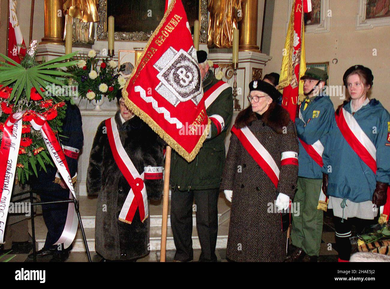 Varsovie, 07.12.1995.Pogrzeb GRA¿yny W³adys³awy Lipiñskiej.Lipiñska by³a ¿o³nierzem walki o niepodleg³oœæ, pp³k WP, uczestniczk¹ bitwy nad Wis³¹ W sierpniu 1920r.Bra³a udzia³ W Trzecim Powstaniu Œl¹skim W 1921 r.W roku 1939 walczy³a W obronie Grodna.Uwiêziona W 1941 uciek³a z transportu na Sybir.W latach 1941-44 pe³ni³a funkcjê szefa wywiadu wojskowego AK W Miñsku.Pönie aresztowana przez w³adze radzieckie W 1944 zosta³a skazana na 25 lat ciê¿kich robót.(m.) PAP/Piotr Teodor WalczakVarsovie, 07.12.1995.Funérailles de Grazyna Wladyslawa Lipinska, soldat des légions polonaises pendant la guerre mondiale Banque D'Images Varsovie, 07.12.1995.Pogrzeb GRA¿yny W³adys³awy Lipiñskiej.Lipiñska by³a ¿o³nierzem walki o niepodleg³oœæ, pp³k WP, uczestniczk¹ bitwy nad Wis³¹ W sierpniu 1920r.Bra³a udzia³ W Trzecim Powstaniu Œl¹skim W 1921 r.W roku 1939 walczy³a W obronie Grodna.Uwiêziona W 1941 uciek³a z transportu na Sybir.W latach 1941-44 pe³ni³a funkcjê szefa wywiadu wojskowego AK W Miñsku.Pönie aresztowana przez w³adze radzieckie W 1944 zosta³a skazana na 25 lat ciê¿kich robót.(m.) PAP/Piotr Teodor WalczakVarsovie, 07.12.1995.Funérailles de Grazyna Wladyslawa Lipinska, soldat des légions polonaises pendant la guerre mondiale Banque D'Images