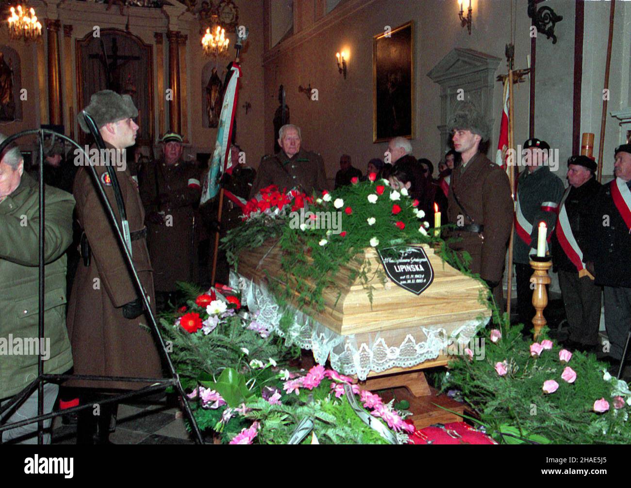 Varsovie, 07.12.1995.Pogrzeb GRA¿yny W³adys³awy Lipiñskiej.Lipiñska by³a ¿o³nierzem walki o niepodleg³oœæ, pp³k WP, uczestniczk¹ bitwy nad Wis³¹ W sierpniu 1920r.Bra³a udzia³ W Trzecim Powstaniu Œl¹skim W 1921 r.W roku 1939 walczy³a W obronie Grodna.Uwiêziona W 1941 uciek³a z transportu na Sybir.W latach 1941-44 pe³ni³a funkcjê szefa wywiadu wojskowego AK W Miñsku.Pönie aresztowana przez w³adze radzieckie W 1944 zosta³a skazana na 25 lat ciê¿kich robót.(m.) PAP/Piotr Teodor WalczakVarsovie, 07.12.1995.Funérailles de Grazyna Wladyslawa Lipinska, soldat des légions polonaises pendant la guerre mondiale Banque D'Images Varsovie, 07.12.1995.Pogrzeb GRA¿yny W³adys³awy Lipiñskiej.Lipiñska by³a ¿o³nierzem walki o niepodleg³oœæ, pp³k WP, uczestniczk¹ bitwy nad Wis³¹ W sierpniu 1920r.Bra³a udzia³ W Trzecim Powstaniu Œl¹skim W 1921 r.W roku 1939 walczy³a W obronie Grodna.Uwiêziona W 1941 uciek³a z transportu na Sybir.W latach 1941-44 pe³ni³a funkcjê szefa wywiadu wojskowego AK W Miñsku.Pönie aresztowana przez w³adze radzieckie W 1944 zosta³a skazana na 25 lat ciê¿kich robót.(m.) PAP/Piotr Teodor WalczakVarsovie, 07.12.1995.Funérailles de Grazyna Wladyslawa Lipinska, soldat des légions polonaises pendant la guerre mondiale Banque D'Images