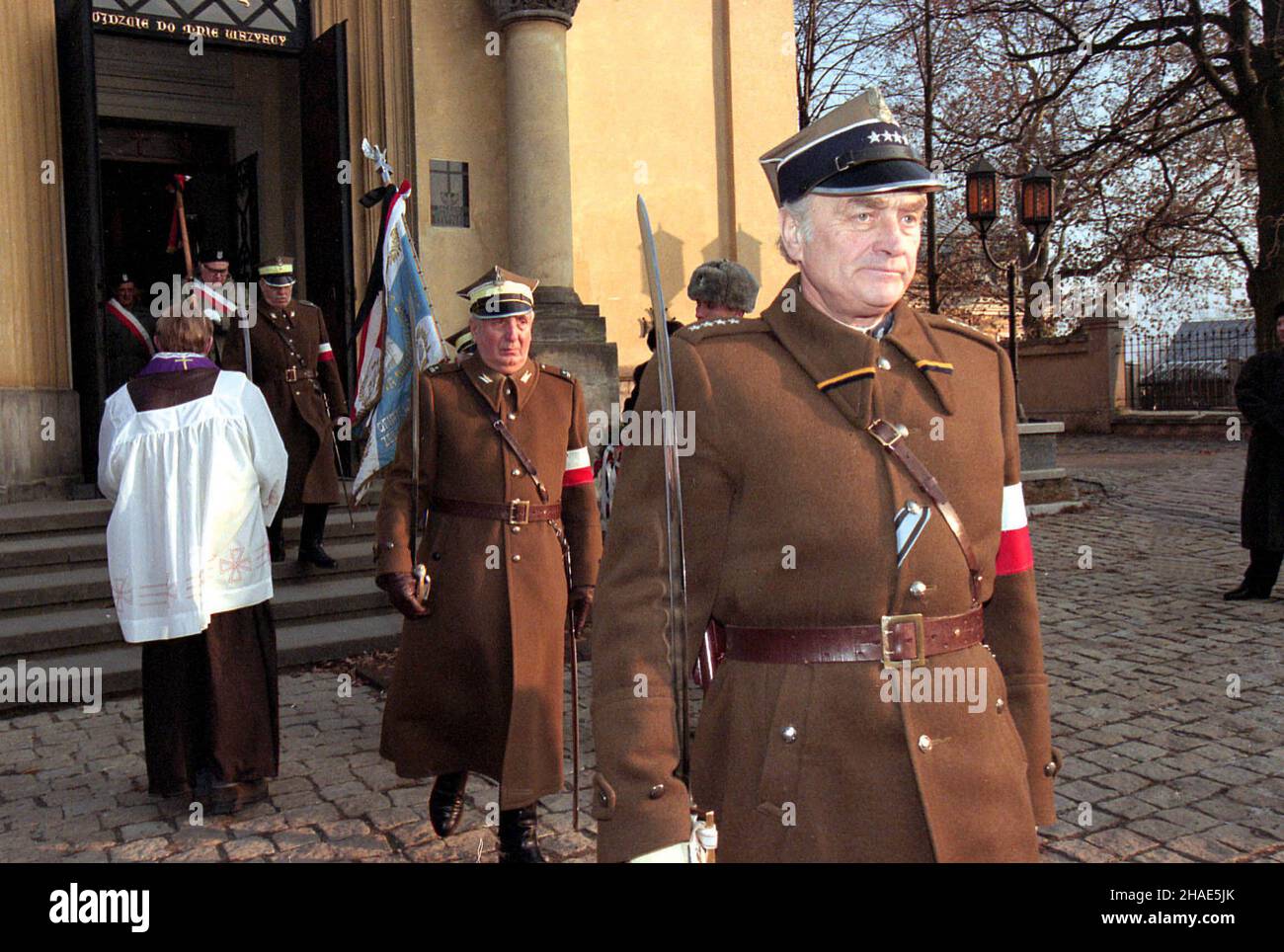 Varsovie, 07.12.1995.Pogrzeb GRA¿yny W³adys³awy Lipiñskiej.Lipiñska by³a ¿o³nierzem walki o niepodleg³oœæ, pp³k WP, uczestniczk¹ bitwy nad Wis³¹ W sierpniu 1920r.Bra³a udzia³ W Trzecim Powstaniu Œl¹skim W 1921 r.W roku 1939 walczy³a W obronie Grodna.Uwiêziona W 1941 uciek³a z transportu na Sybir.W latach 1941-44 pe³ni³a funkcjê szefa wywiadu wojskowego AK W Miñsku.Pönie aresztowana przez w³adze radzieckie W 1944 zosta³a skazana na 25 lat ciê¿kich robót.(m.) PAP/Piotr Teodor WalczakVarsovie, 07.12.1995.Funérailles de Grazyna Wladyslawa Lipinska, soldat des légions polonaises pendant la guerre mondiale Banque D'Images Varsovie, 07.12.1995.Pogrzeb GRA¿yny W³adys³awy Lipiñskiej.Lipiñska by³a ¿o³nierzem walki o niepodleg³oœæ, pp³k WP, uczestniczk¹ bitwy nad Wis³¹ W sierpniu 1920r.Bra³a udzia³ W Trzecim Powstaniu Œl¹skim W 1921 r.W roku 1939 walczy³a W obronie Grodna.Uwiêziona W 1941 uciek³a z transportu na Sybir.W latach 1941-44 pe³ni³a funkcjê szefa wywiadu wojskowego AK W Miñsku.Pönie aresztowana przez w³adze radzieckie W 1944 zosta³a skazana na 25 lat ciê¿kich robót.(m.) PAP/Piotr Teodor WalczakVarsovie, 07.12.1995.Funérailles de Grazyna Wladyslawa Lipinska, soldat des légions polonaises pendant la guerre mondiale Banque D'Images