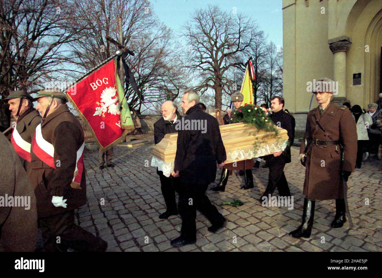 Varsovie, 07.12.1995.Pogrzeb GRA¿yny W³adys³awy Lipiñskiej.Lipiñska by³a ¿o³nierzem walki o niepodleg³oœæ, pp³k WP, uczestniczk¹ bitwy nad Wis³¹ W sierpniu 1920r.Bra³a udzia³ W Trzecim Powstaniu Œl¹skim W 1921 r.W roku 1939 walczy³a W obronie Grodna.Uwiêziona W 1941 uciek³a z transportu na Sybir.W latach 1941-44 pe³ni³a funkcjê szefa wywiadu wojskowego AK W Miñsku.Pönie aresztowana przez w³adze radzieckie W 1944 zosta³a skazana na 25 lat ciê¿kich robót.(m.) PAP/Piotr Teodor WalczakVarsovie, 07.12.1995.Funérailles de Grazyna Wladyslawa Lipinska, soldat des légions polonaises pendant la guerre mondiale Banque D'Images Varsovie, 07.12.1995.Pogrzeb GRA¿yny W³adys³awy Lipiñskiej.Lipiñska by³a ¿o³nierzem walki o niepodleg³oœæ, pp³k WP, uczestniczk¹ bitwy nad Wis³¹ W sierpniu 1920r.Bra³a udzia³ W Trzecim Powstaniu Œl¹skim W 1921 r.W roku 1939 walczy³a W obronie Grodna.Uwiêziona W 1941 uciek³a z transportu na Sybir.W latach 1941-44 pe³ni³a funkcjê szefa wywiadu wojskowego AK W Miñsku.Pönie aresztowana przez w³adze radzieckie W 1944 zosta³a skazana na 25 lat ciê¿kich robót.(m.) PAP/Piotr Teodor WalczakVarsovie, 07.12.1995.Funérailles de Grazyna Wladyslawa Lipinska, soldat des légions polonaises pendant la guerre mondiale Banque D'Images