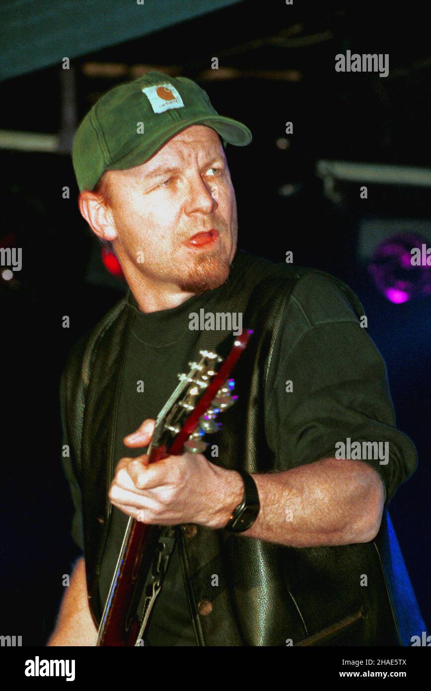 Varsovie, 14.12.1995.Koncert Wishbone Ash W warszawskim klubie Tango.N/z gitarzysta Andy Powell.(m.) PAP/Piotr Teodor WalczakVarsovie, 14.12.1995.Wishbone Ash se produit à Varsovie.Photo : Andy Powell.(m.) PAP/Piotr Teodor Walczak Banque D'Images