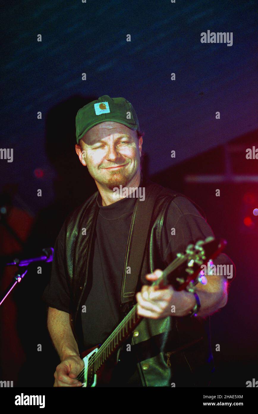 Varsovie, 14.12.1995.Koncert Wishbone Ash W warszawskim klubie Tango.N/z gitarzysta Andy Powell.(m.) PAP/Piotr Teodor WalczakVarsovie, 14.12.1995.Wishbone Ash se produit à Varsovie.Photo : Andy Powell.(m.) PAP/Piotr Teodor Walczak Banque D'Images