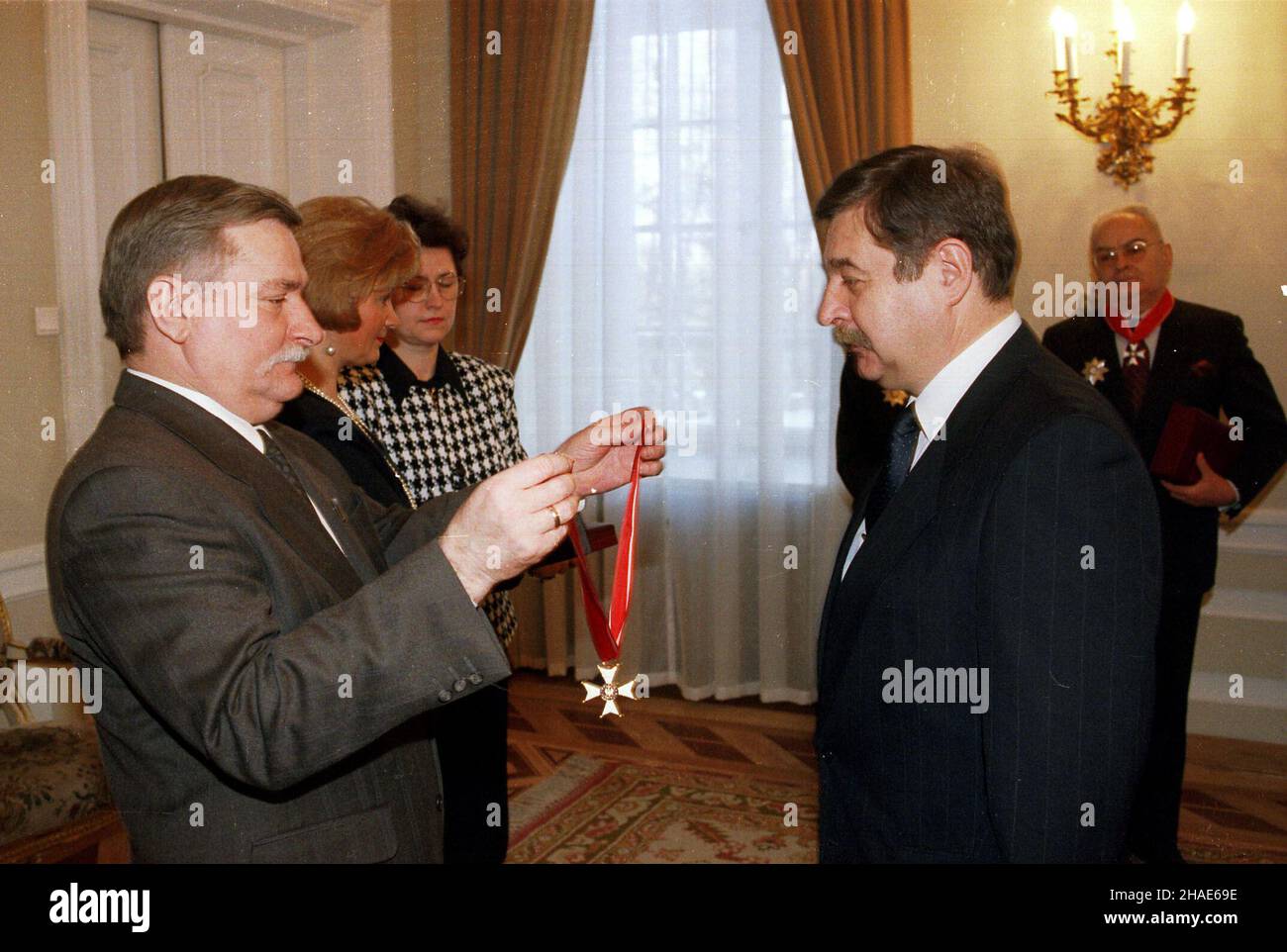 Varsovie, 22.12.1995.Ostatni dzieñ kadencji Prezydenta RP Lecha Wa³êsy.N/z Lech Wa³êsa (L) wrêcza odznaczenia pañstwowe.(kru) PAP/Maciej B. BrzozowskiVarsovie, 22.12.1995.Dernier jour de mandat du président polonais Lech Walesa, Varsovie.Pitured: Lech Walesa (L) donne des décorations d'état.(kru) PAP/Maciej B. Brzozowski Banque D'Images