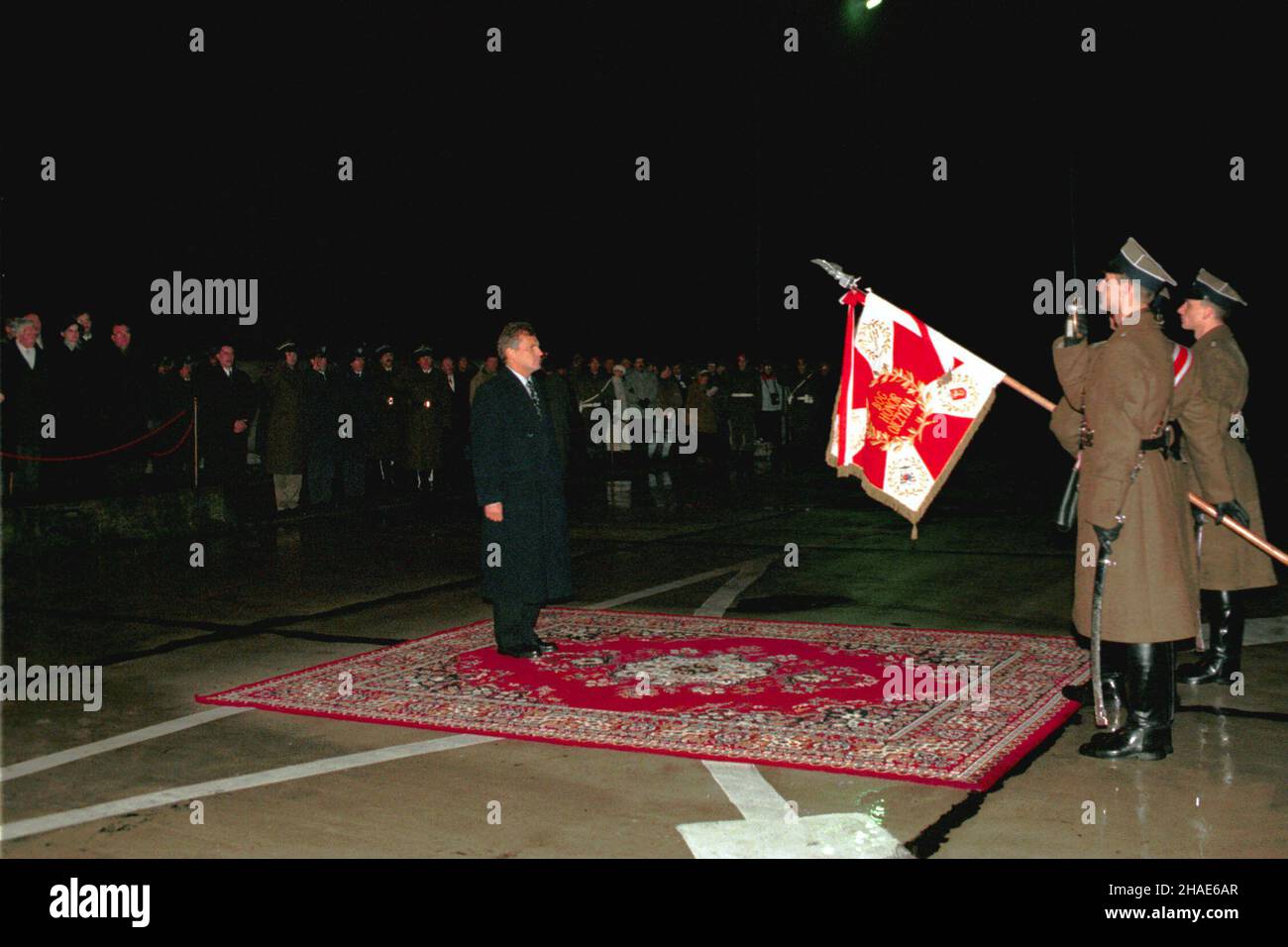 Miñsk Mazowiecki, 23.12.1995.Prezydent Aleksander Kwaœniewski (C) podczas uroczystoœci przejêcia zwierzchnictwa nad si³ami zbrojnymi RP W i Pu³ku lotnictwa Myœliwskiego 'Warszawa'.(m.) PAP/Piotr Teodor WalczakMinsk Mazowiecki, 23.12.1995.Le Président polonais Aleksander Kwasniewski (C) a pris la tête des forces armées polonaises en tant que commandant en chef des forces armées de la République de Pologne.(m.) PAP/Piotr Teodor Walczak Banque D'Images