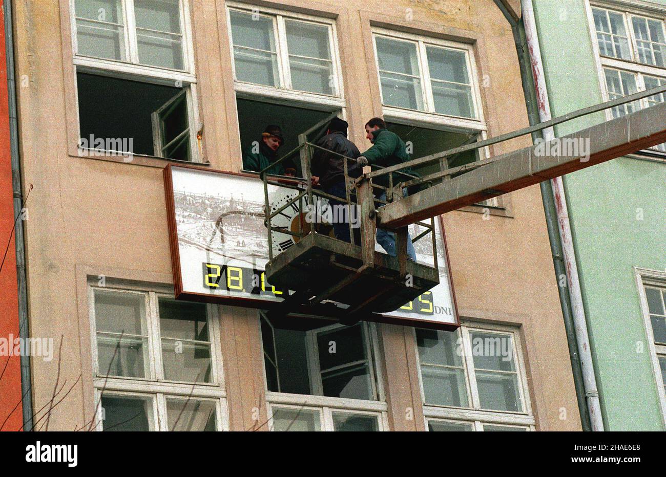 Gdañsk, 28.12.1995.Tysi¹clecia Gdañska.Wykonany przez toruñski 'Metron' zosta³ zawieszony na jednej z kamieniiczek na D³ugim Targu W Gdañsku.W noc sylwestrow¹ zacznie odmierzaæ sterowany satelitarnie czas dziel¹cy od obchodów milenijnych.(m.) PAP/Stefan KraszewskiGdansk, 28.12.1995.Horloge du millénaire de Gdansk.Fabriqué par 'Metron' de Torun, l'horloge a été placée sur la rue Dlugi Targ.À la Saint-Sylvestre, il commencera à compter le temps jusqu'au millénaire.(m.) PAP/Stefan Kraszewski Banque D'Images