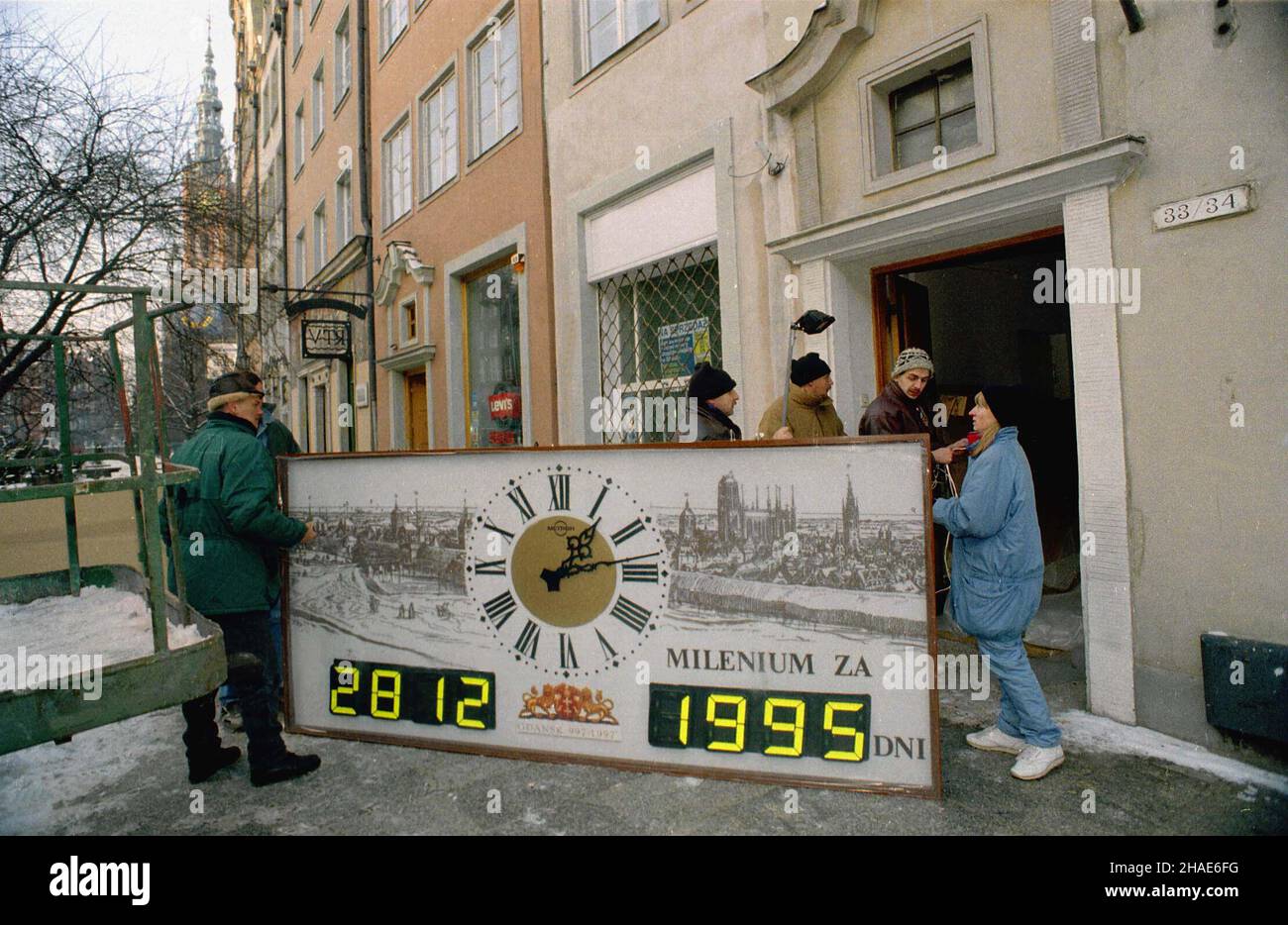 Gdañsk, 28.12.1995.Tysi¹clecia Gdañska.Wykonany przez toruñski 'Metron' zosta³ zawieszony na jednej z kamieniiczek na D³ugim Targu W Gdañsku.W noc sylwestrow¹ zacznie odmierzaæ sterowany satelitarnie czas dziel¹cy od obchodów milenijnych.(m.) PAP/Stefan KraszewskiGdansk, 28.12.1995.Horloge du millénaire de Gdansk.Fabriqué par 'Metron' de Torun, l'horloge a été placée sur la rue Dlugi Targ.À la Saint-Sylvestre, il commencera à compter le temps jusqu'au millénaire.(m.) PAP/Stefan Kraszewski Banque D'Images