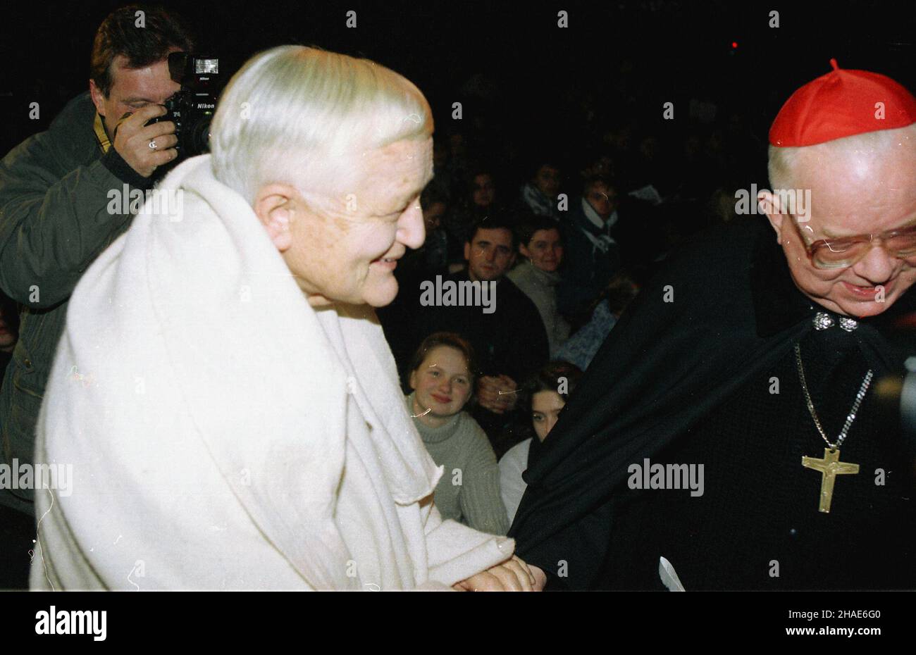 Wroc³aw, 28.12.1995.Za³o¿yciel wspólnoty ekumenicznej z Taize, brat Roger (L), kardyna³ Henryk Gulbinowicz (P) i uczestnicy europejskiego spotkania M³odych Taize We Wroc³awiu, podczas modlitwy.(m.) PAP/Adam Hawa³ejWroclaw, 28.12.1995.Fondateur et prieur de la communauté œcuménique Taize, frère Roger (L), cardinal Henryk Gulbinowicz (P) et participants à la réunion européenne de la jeunesse de la communauté de Taize à Wroclaw, lors d'une prière.(m.) PAP/Adam Hawalej Banque D'Images