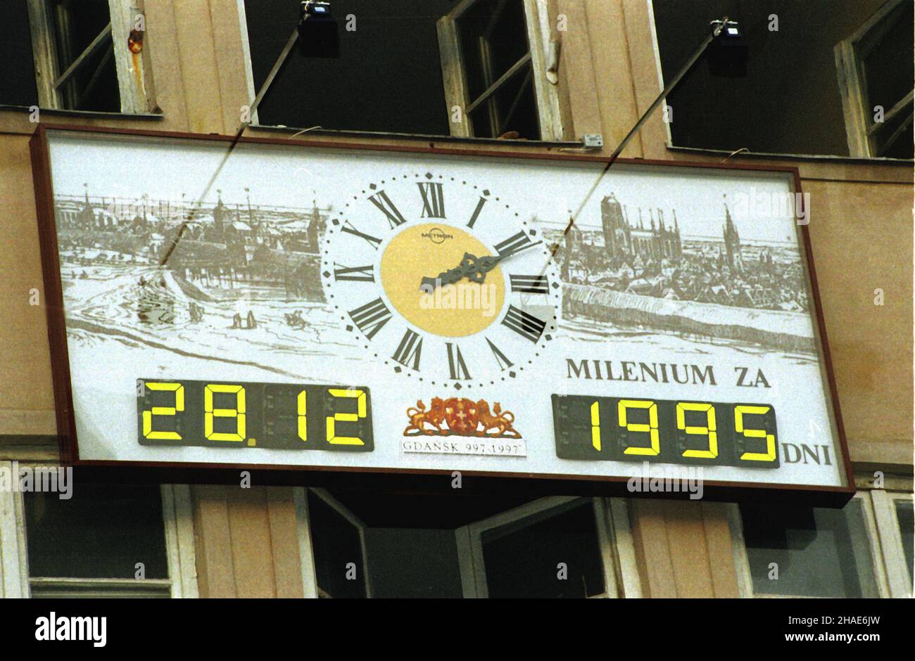 Gdañsk, 28.12.1995.Tysi¹clecia Gdañska.Wykonany przez toruñski 'Metron' zosta³ zawieszony na jednej z kamieniiczek na D³ugim Targu W Gdañsku.W noc sylwestrow¹ zacznie odmierzaæ sterowany satelitarnie czas dziel¹cy od obchodów milenijnych.(m.) PAP/Stefan KraszewskiGdansk, 28.12.1995.Horloge du millénaire de Gdansk.Fabriqué par 'Metron' de Torun, l'horloge a été placée sur la rue Dlugi Targ.À la Saint-Sylvestre, il commencera à compter le temps jusqu'au millénaire.(m.) PAP/Stefan Kraszewski Banque D'Images