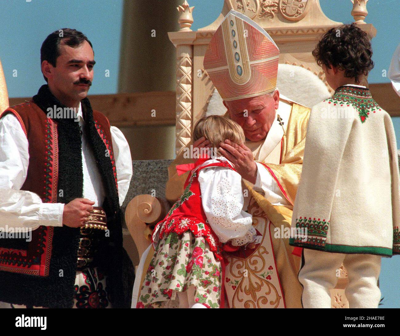 Zakopane, 06.06.1997.Pielgrzymka papie¿a Jana Paw³a II do Polski.Msza œwiêta pod Wielk¹ Krokwi¹ W Zakopanem.Burmistz Zakopanego Andrzej Bachleda-Curuœ (L) ze swoimi dzieæmi.(m.) PAP/Radek PietruszkaZakopane, 06.06.1997.Pèlerinage du Pape en Pologne.Le Pape Jean-Paul II pendant une messe sainte à Zakopane.Photo avec le maire de Zakopane Andrzej Bachleda-Curus (L) et ses enfants.(m.) PAP/Radek Pietruszka Banque D'Images