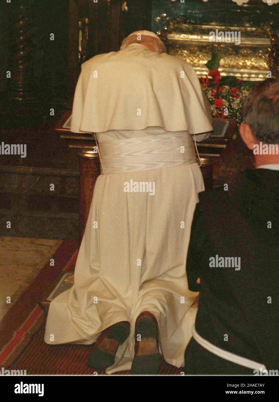 9.06.97. Papie¿ Jan Pawe³ II W Dukli..N/Z: Modlitwa przed relikwiami b³.Jana z Dukli.PAP/CAF - Maciej Belina Brzozowski Banque D'Images