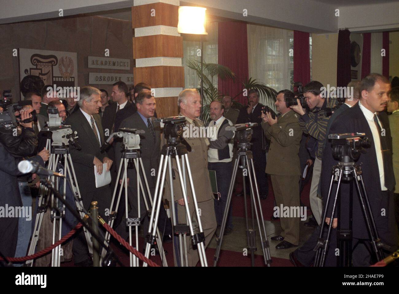 Varsovie 14.11.1997.Konferencja kierowiczej kadry Ministerstwa Obrony Narodowej i Si³ Zbrojnych RP W Akademickim Oœrodku Kultury W Rembertowie.W spotkaniu uczestniczy prezydent RP Aleksander Kwaœniewski.NZ. Centralnie od prawej: genera³ brygady Witold Szymañski, Aleksander Kwaœniewski, premier RP Jerzy Buzek. gr PAP/Leszek Wróblewski Banque D'Images