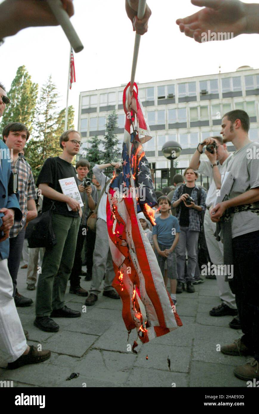 Varsovie, 28.05.1999.Przeciwnicy agresji NATO na Jugos³awiê protestuj¹ pod ambasad¹ USA W Warszawie.N/z p³on¹ca amerykañska flaga.(kru) PAP/Maciej B. BrzozowskiVarsovie, 28.05.1999.Manifestation anti-guerre devant l'ambassade des États-Unis à Varsovie.Les manifestants réclament la fin des bombardements de l'OTAN contre la Yougoslavie.Photo: Drapeau américain sur le feu.(kru) PAP/Maciej B. Brzozowski Banque D'Images