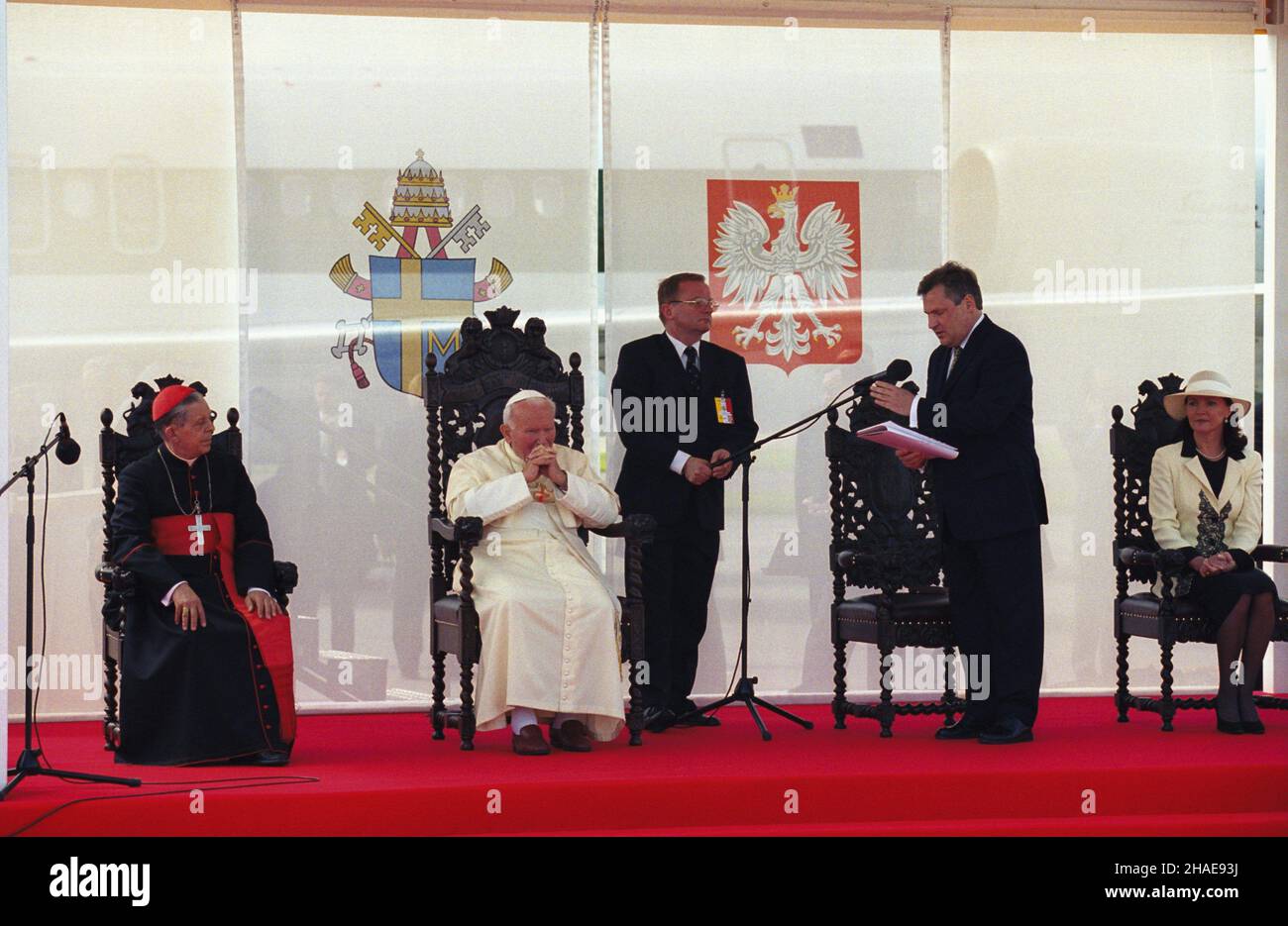 Gdañsk 05.06.1999.VII pielgrzymka Papie¿a Jana Paw³a II do ojczyzny.NZ. Oficjalne powitanie Ojca Œwiêtego przez prezydenta RP Aleksandra Kwaœniewskiego na lotnisku Rêbiechowo.Z lewej prymas Polski kardyna³ Józef Glemp, z prawej ¿ona prezydenta Jolanta Kwaœniewska. mw PAP/Grzegorz JakubowskiGdansk, le 5 juin 1999.Septième pèlerinage du Pape Jean-Paul II en Pologne.Photo : le président Aleksander Kwasniewski accueille Jean-Paul II à l'aéroport Rebiechoho de Gdansk.Primat catholique polonais de gauche Jozef Glemp, première dame de droite Jolanta Kwasniewska. mw PAP/Grzegorz Jakubowski Banque D'Images