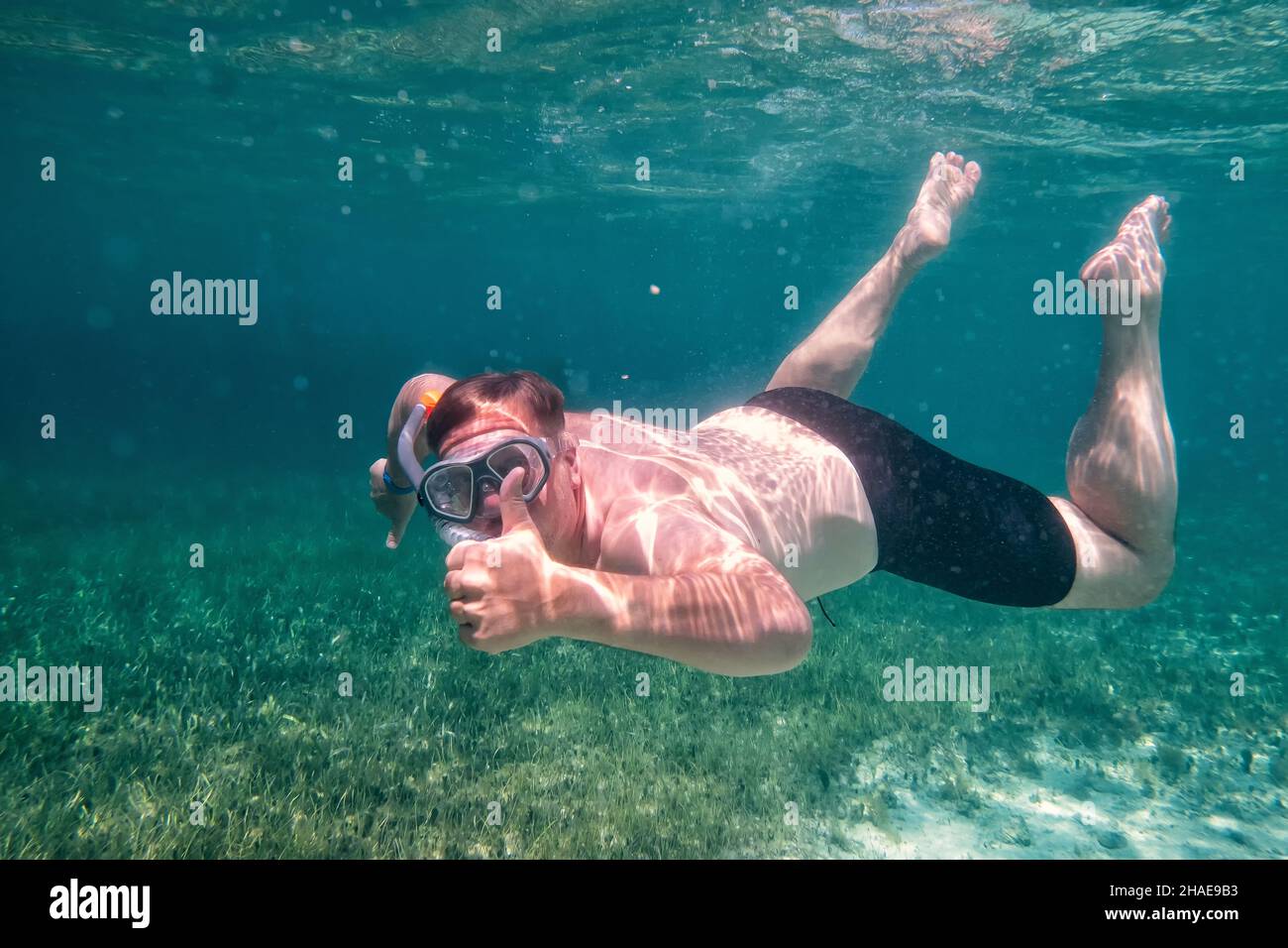 Photo authentique d'un homme en apnée dans les eaux des caraïbes dans une eau riche en plancton. Banque D'Images