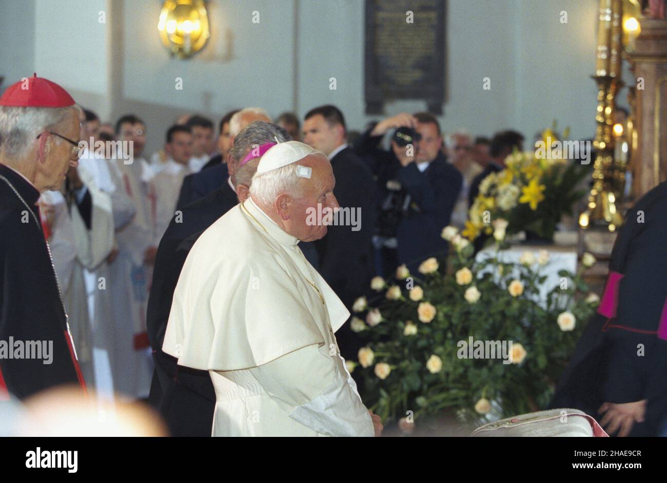 Wadowice 16.06.1999.VII pielgrzymka papie¿a Jana Paw³a II do Polski.Wizyta Ojca Œwiêtego (C) W rodzinnym mieœcie, nawiedzenie bazyliki Ofiarowania Najœwiêtszej Maryi Panny.Z lewej metropolita krakowski kardyna³ Franciszek Makarski. uu PAP/Grzegorz JakubowskiWadowice, Pologne, 16 juin 1999.Le Pape Jean-Paul II (C) avec le Matoland du cardinal franciszek Macarski (L) lors de sa visite à la Basilique de la Présentation de la Sainte Vierge Marie à Wadowice.Le pape jean-Paul II est en pèlerinage en Pologne en 7th.PAP/GRZEGORZ JAKUBOWSKI Banque D'Images