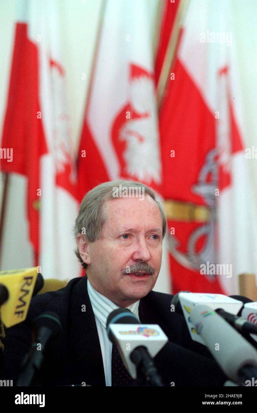 Varsovie, 02.07.1999.Ministre obrony narodowej, Janusz Onyszkieiwcz, podczas konferencji prasowej.(m.) PAP/Radek PietruszkaVarsovie, 02.07.1999.Ministre polonais de la Défense Janusz Onyszkiewicz lors d'une conférence de presse.(m.) PAP/Radek Pietruszka Banque D'Images